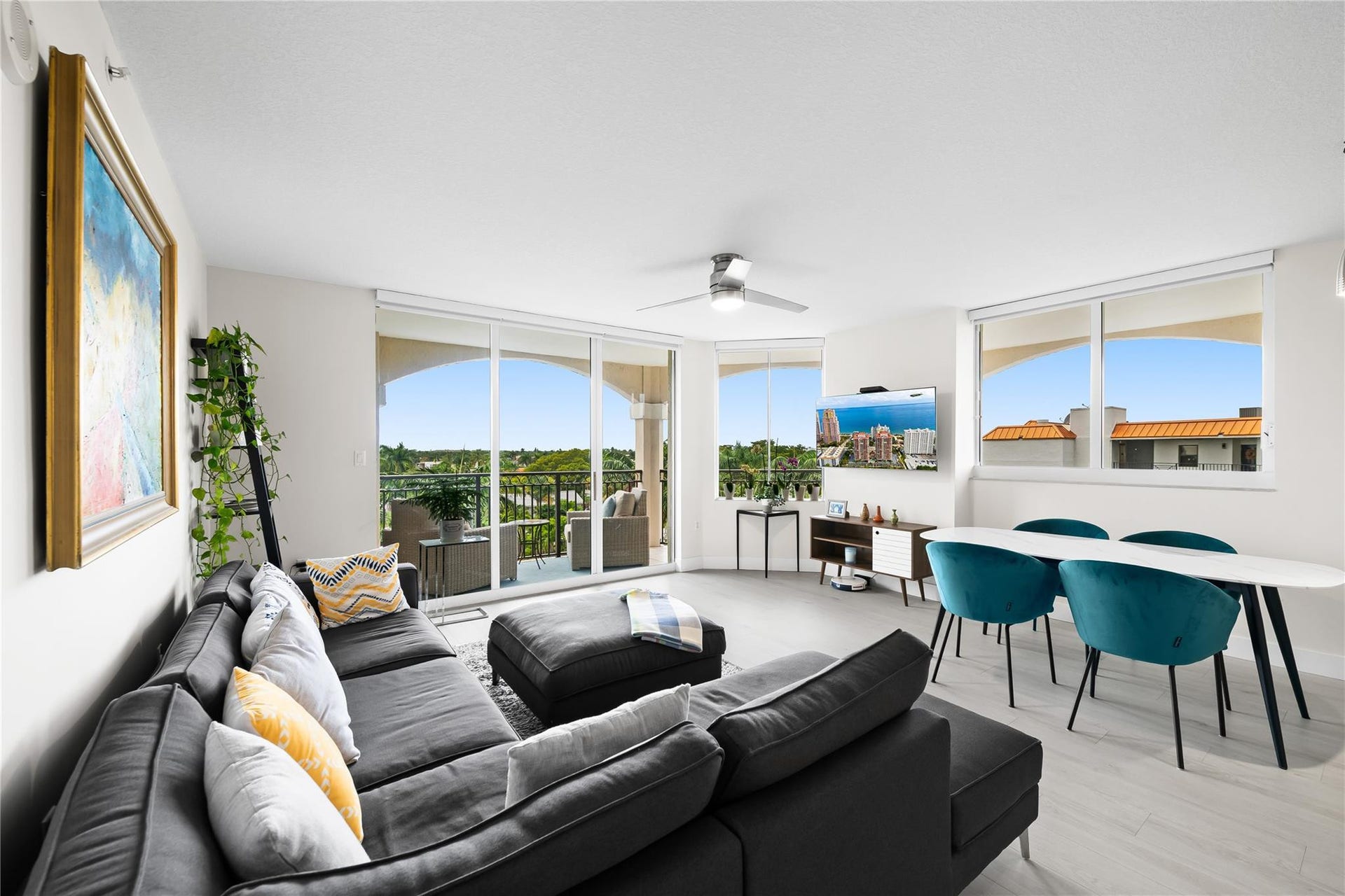 2011 N Ocean Boulevard, #504, Fort Lauderdale, FL 33305 Lounge