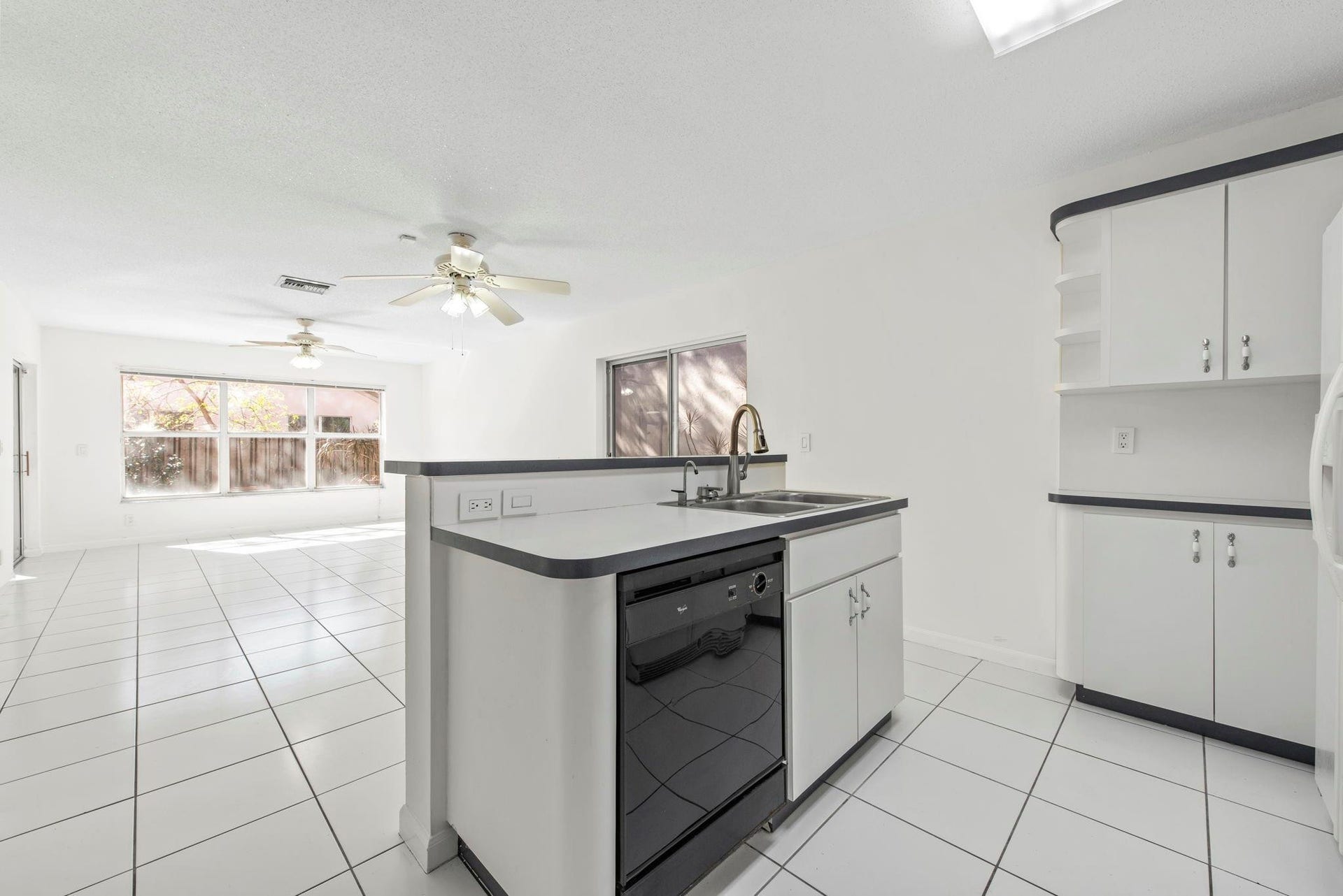 10320 NW 10th Court, Plantation, FL 33322 Kitchen