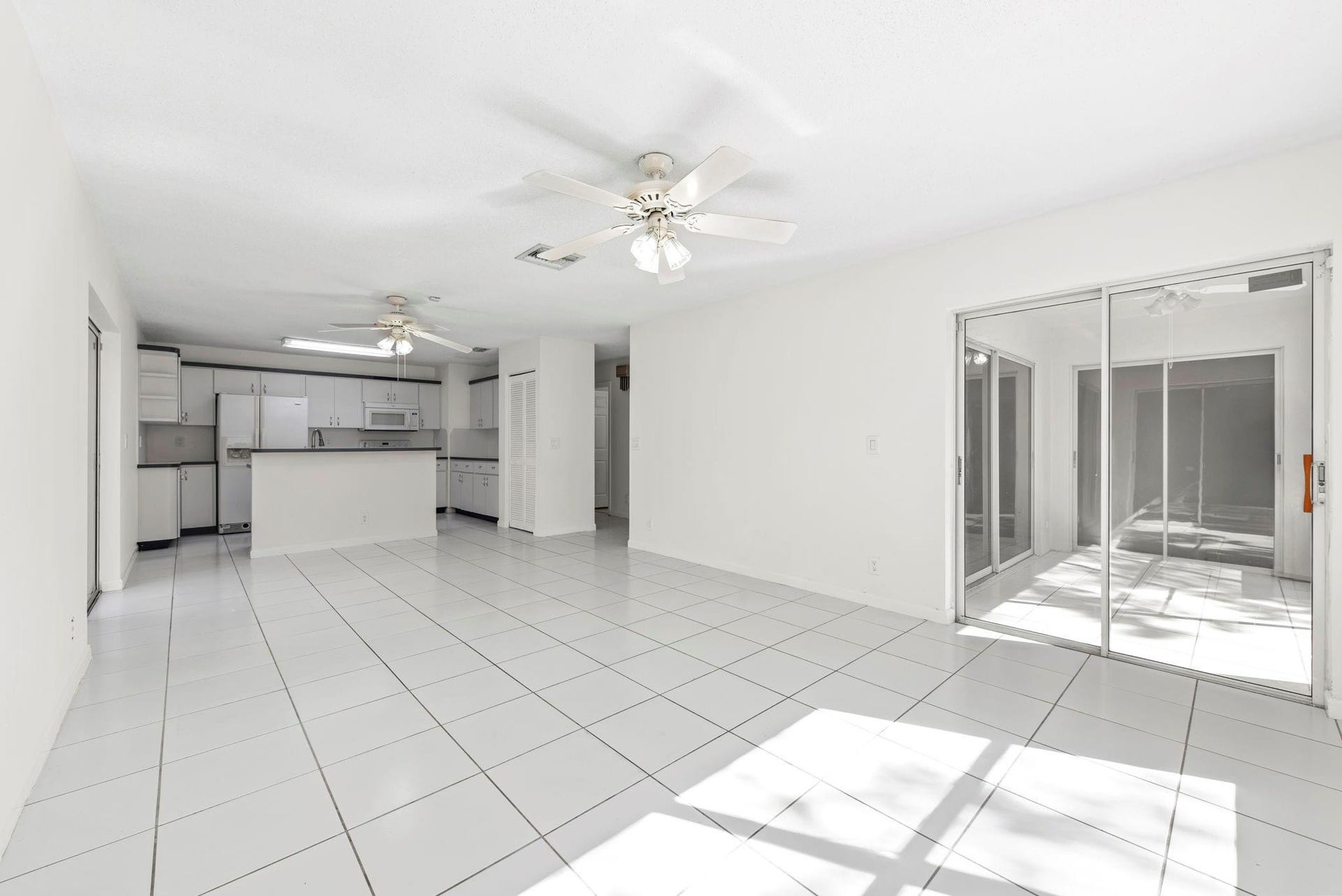 10320 NW 10th Court, Plantation, FL 33322 Family Room/Kitchen