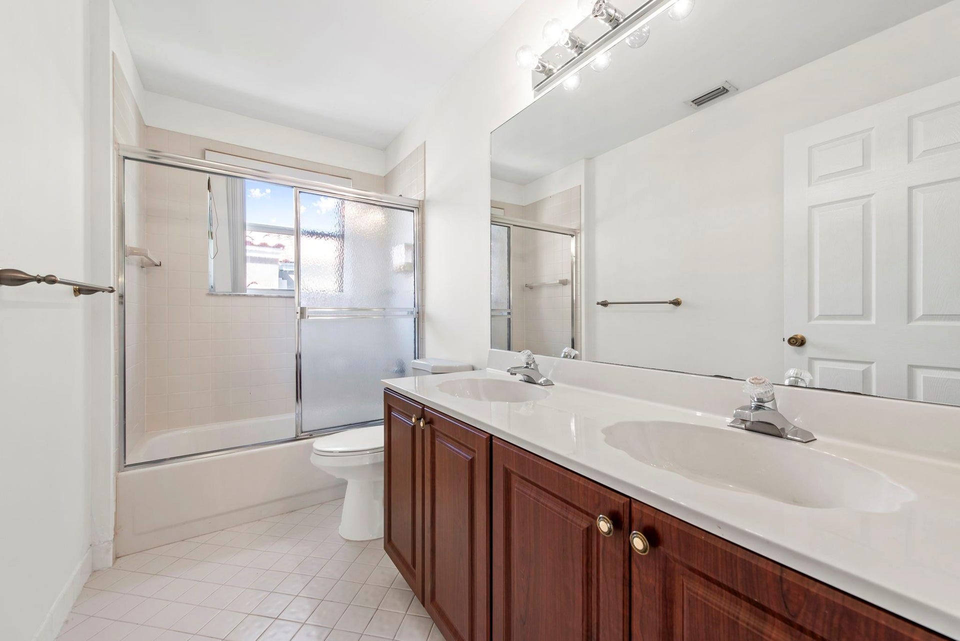 10320 NW 10th Court, Plantation, FL 33322 Bathroom