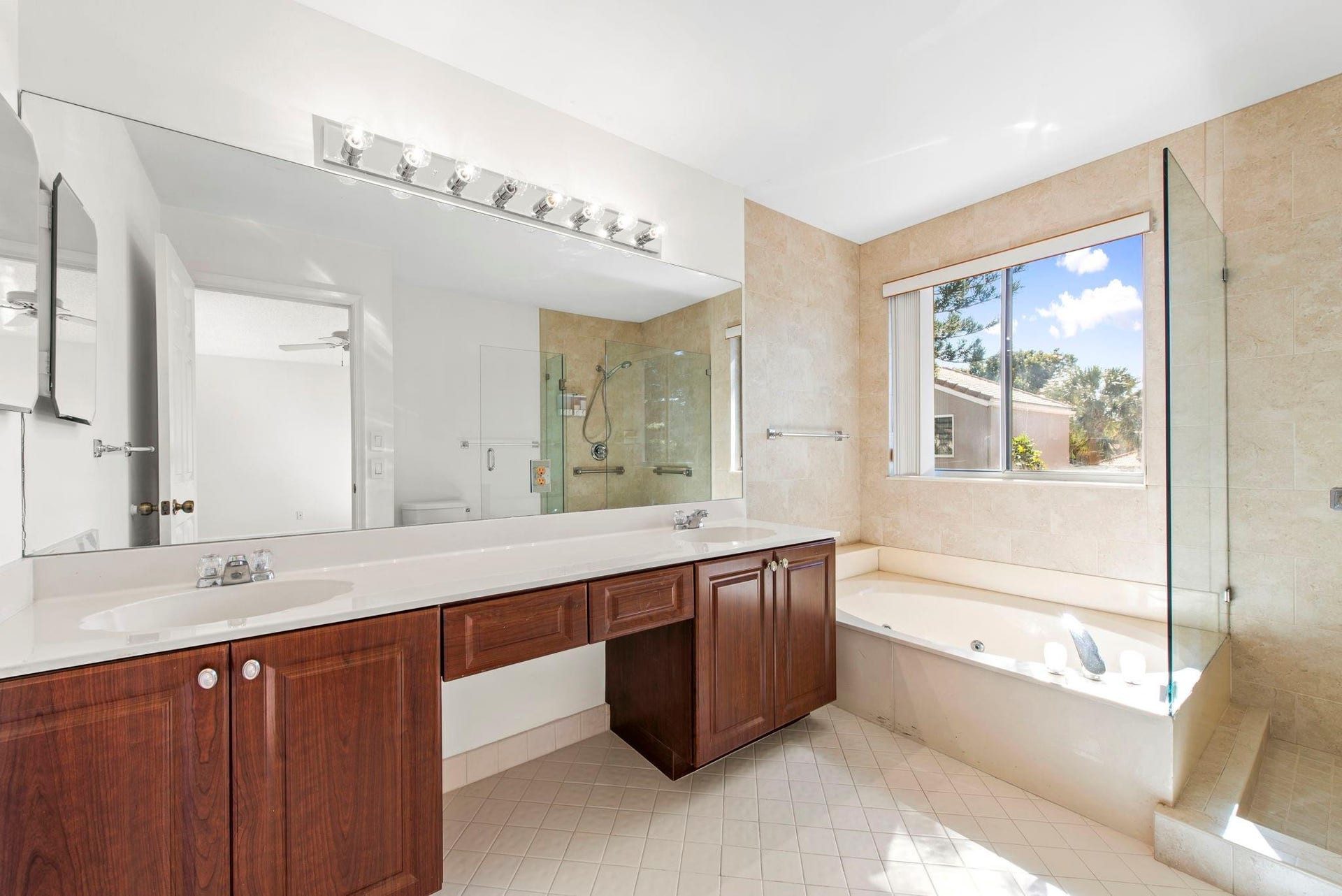 10320 NW 10th Court, Plantation, FL 33322 Primary Bathroom