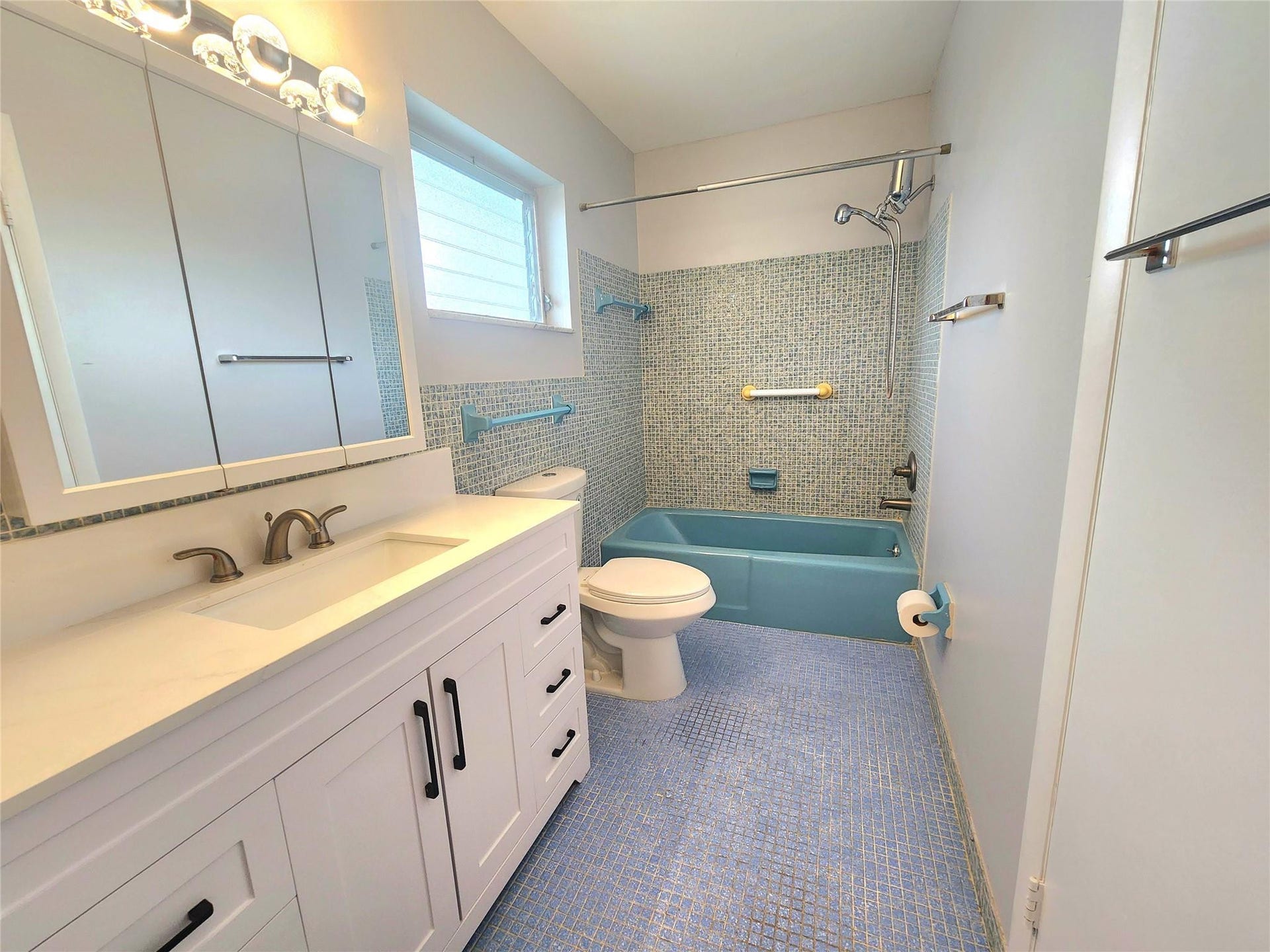 2223 Park Lane, #105, Hollywood, FL 33021 The bath has been tastefully updated with a beautiful new vanity, lighting, new toilet, and fresh paint adding to the tranquil spa-like feel of this space.