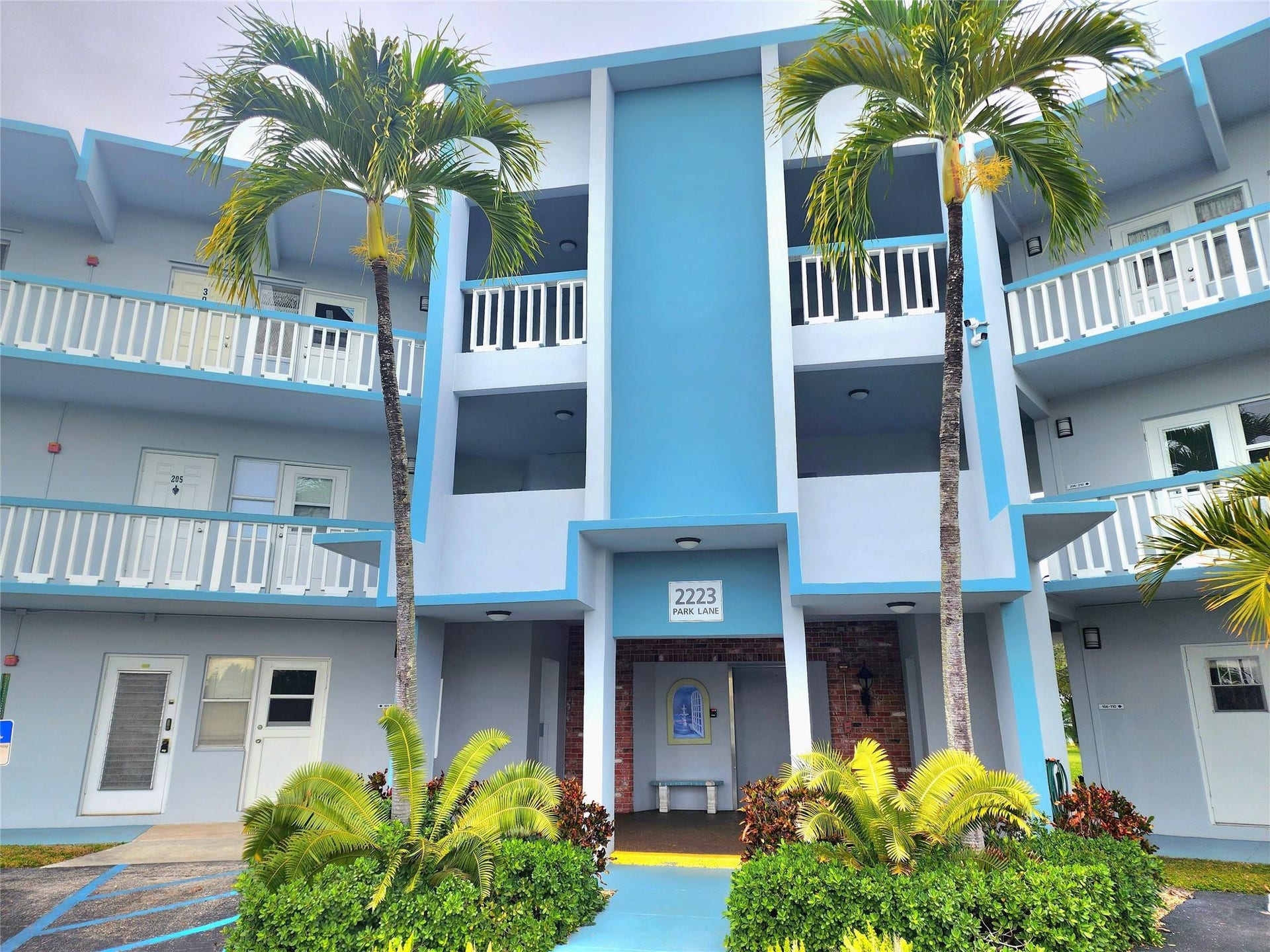 2223 Park Lane, #105, Hollywood, FL 33021 Welcome to Sheridan Lakes Building 2223. Unit 105 is a ground floor unit.