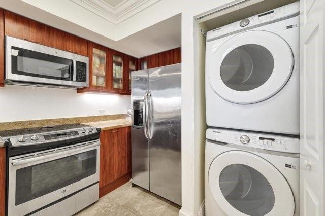 2011 N Ocean Boulevard, #1406N, Fort Lauderdale, FL 33305 Washer/Dryer