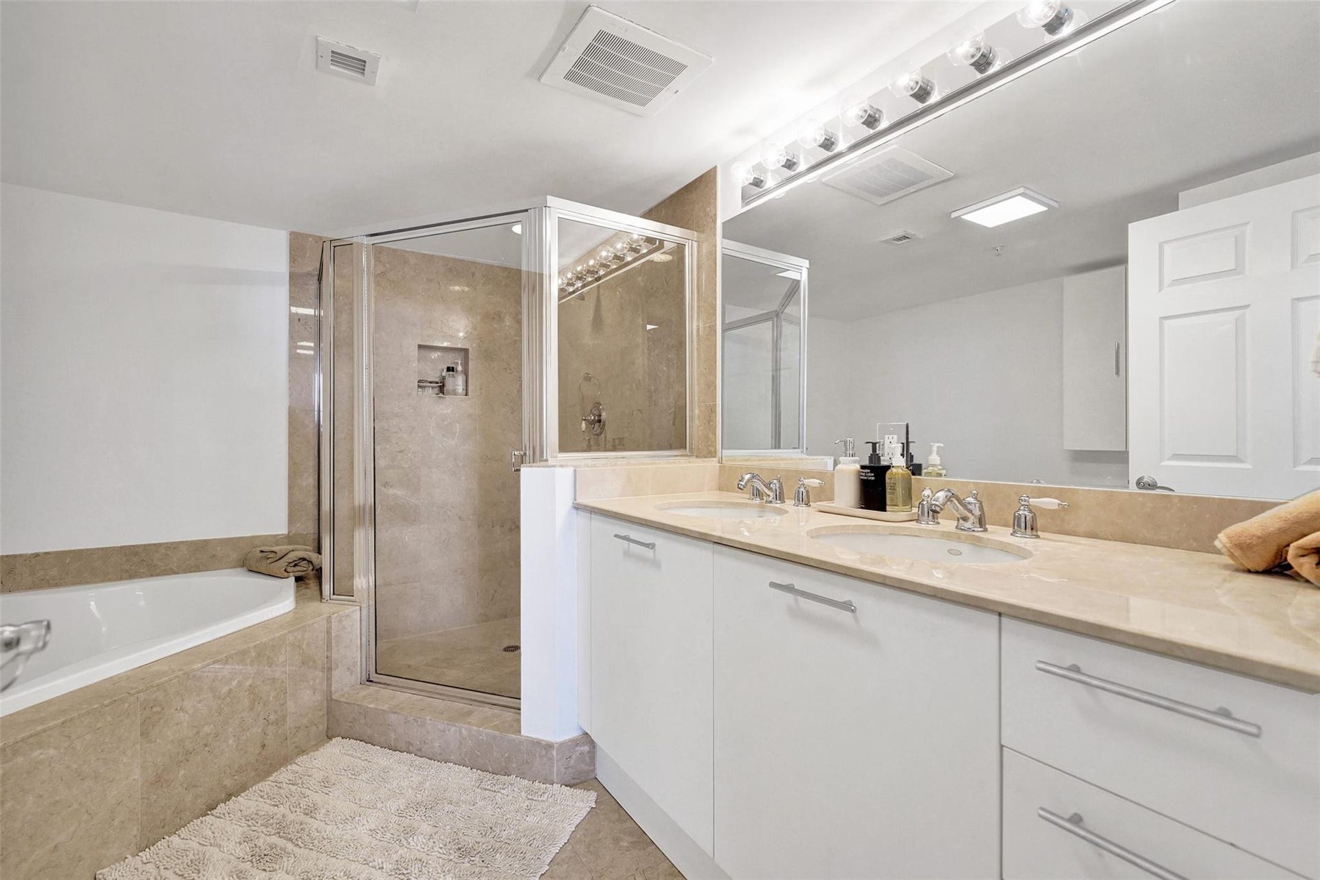 2011 N Ocean Boulevard, #1406N, Fort Lauderdale, FL 33305 Separate Jetted Tub & Shower