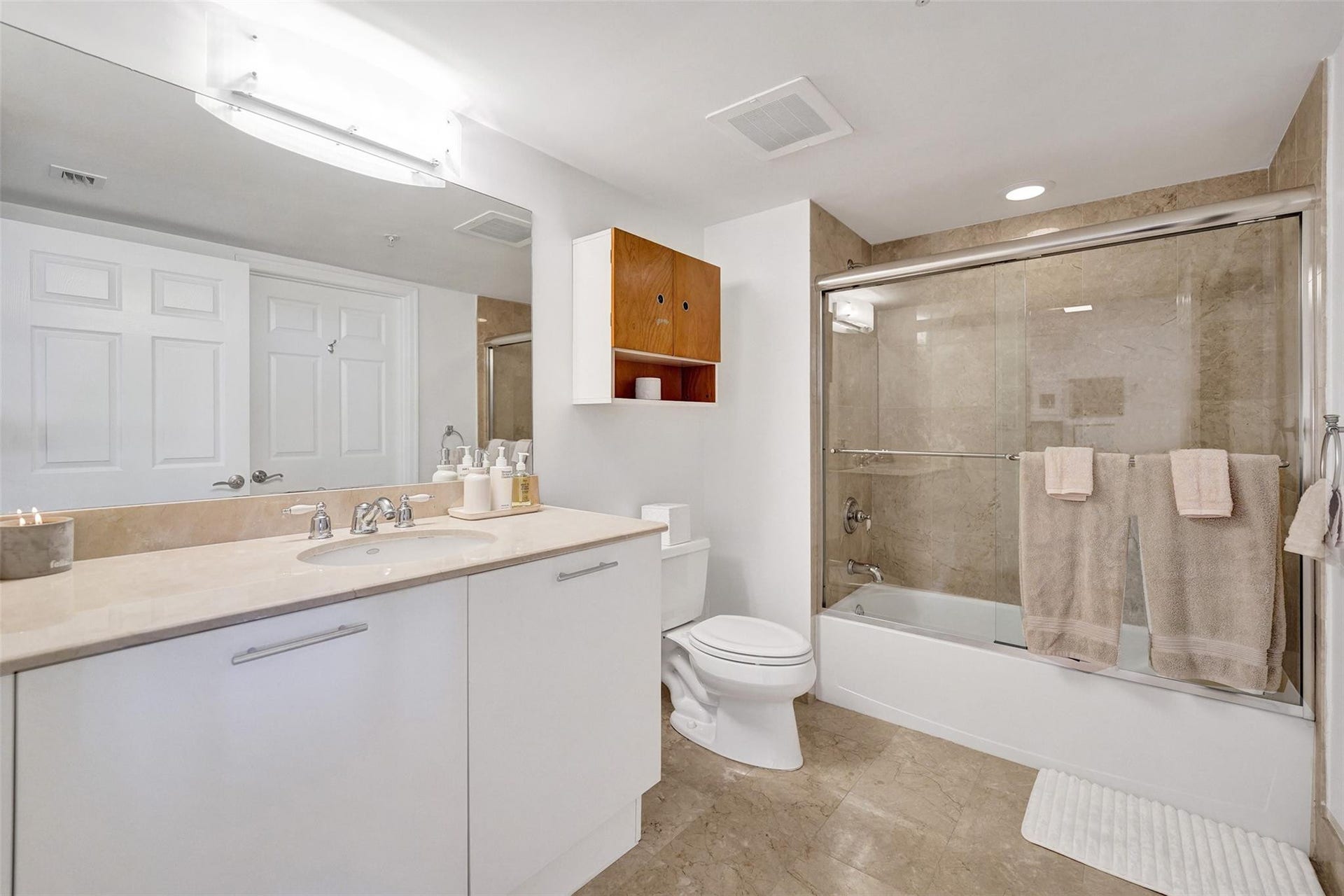 2011 N Ocean Boulevard, #1406N, Fort Lauderdale, FL 33305 Guest Bath