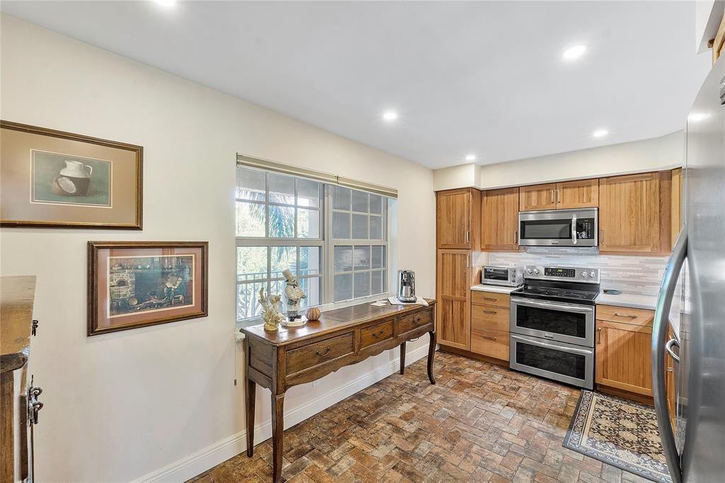 804 Cypress Grove Lane, #407, Pompano Beach, FL 33069 Low profile recessed lighting in every room.