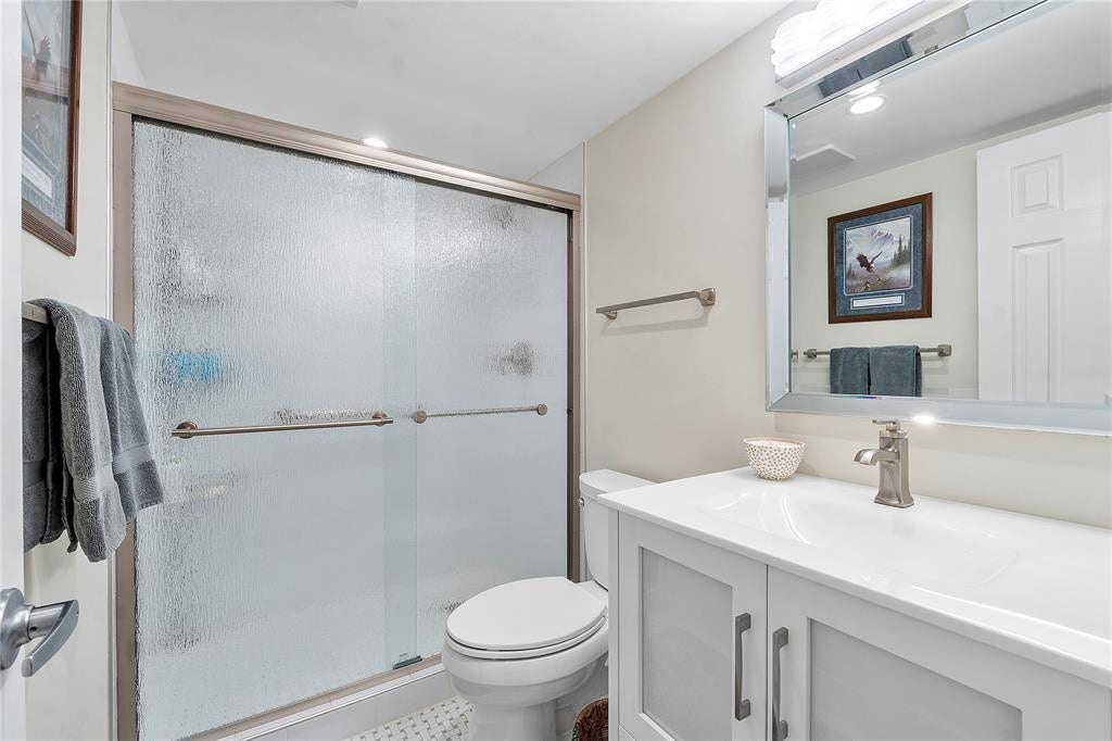804 Cypress Grove Lane, #407, Pompano Beach, FL 33069 Guest bathroom.