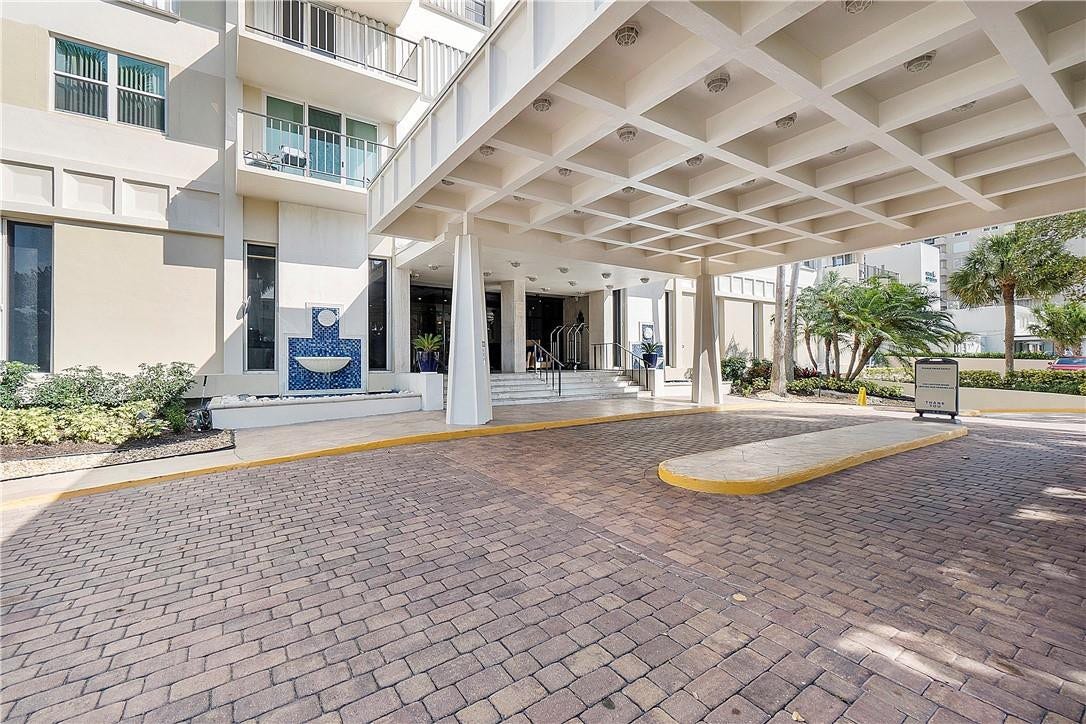 1900 S Ocean Boulevard, #14l, Lauderdale By The Sea, FL 33062 Circular driveway