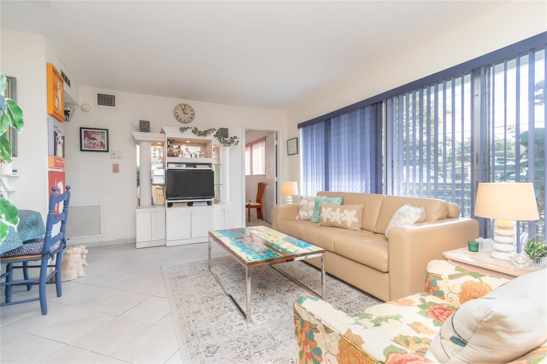 1035 SE 15th Street, #10B, Fort Lauderdale, FL 33316 Light filled living area.