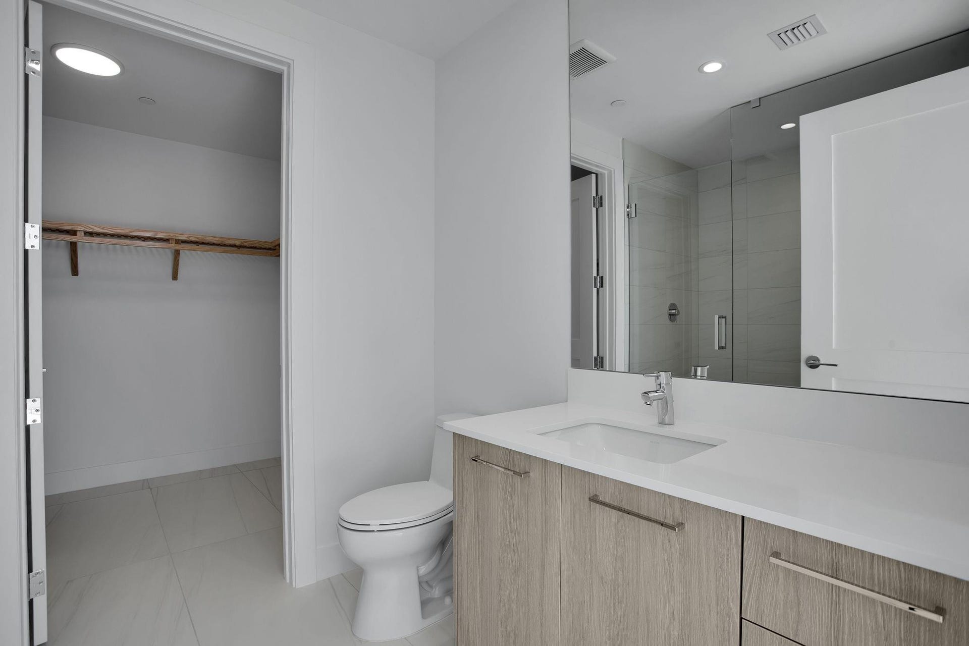 151 N Seabreeze Blv, #E-701, Fort Lauderdale, FL 33304 Guest Suite Walk-In Closet and Bathroom
