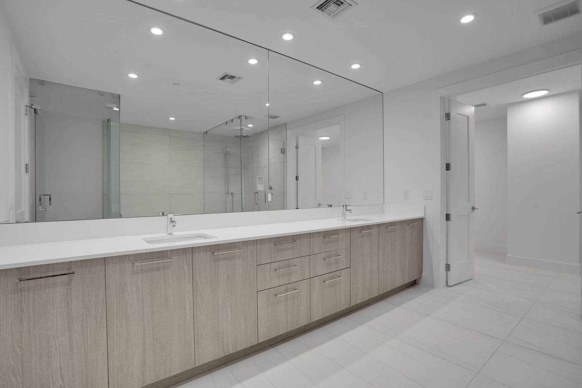 151 N Seabreeze Blv, #E-701, Fort Lauderdale, FL 33304 Owner's Bath