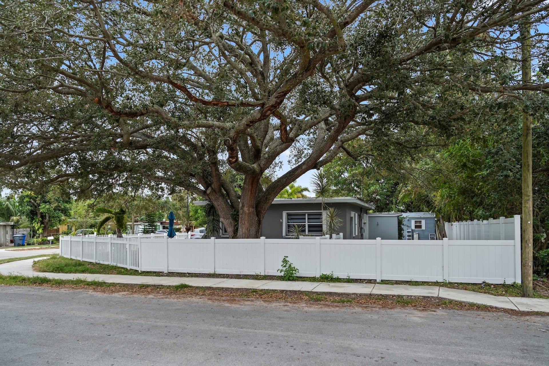 5829 Hayes Street, Hollywood, FL 33021