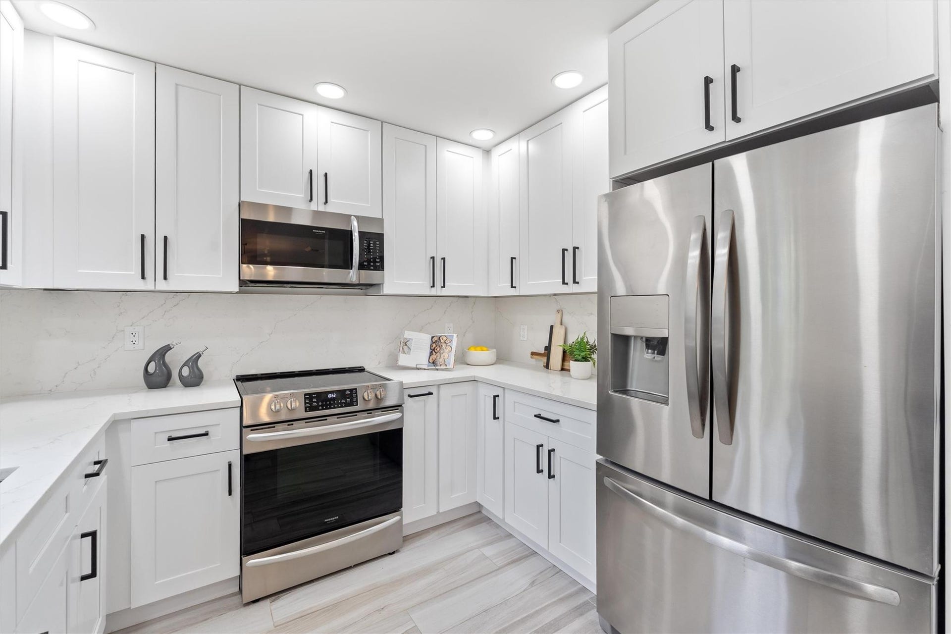 1532 NE 28 Drive, Wilton Manors, FL 33334 STAINLESS APPLIANCES