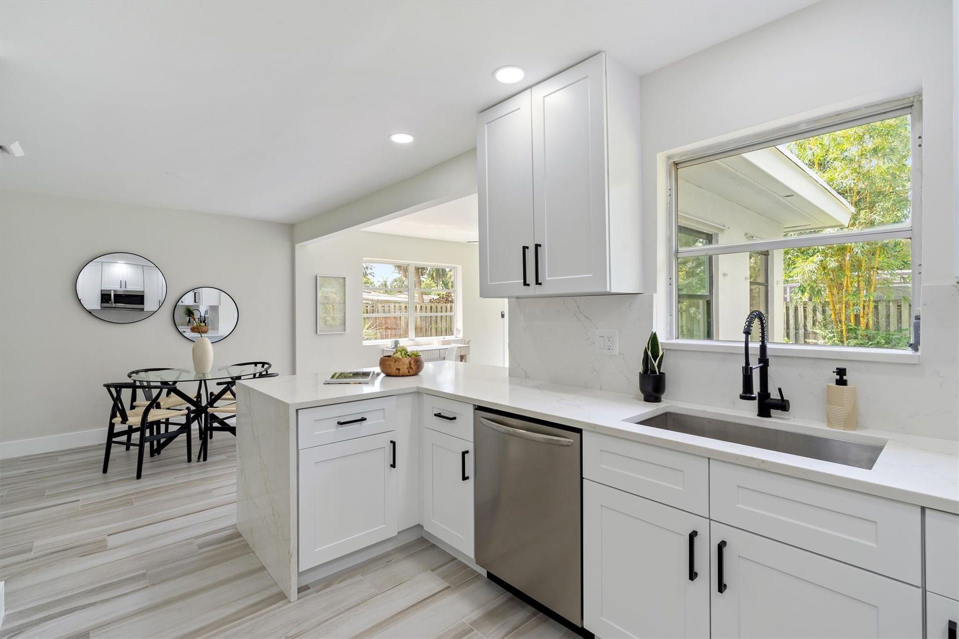 1532 NE 28 Drive, Wilton Manors, FL 33334 OVERSIZED KITCHEN WITH 42" CABINETRY