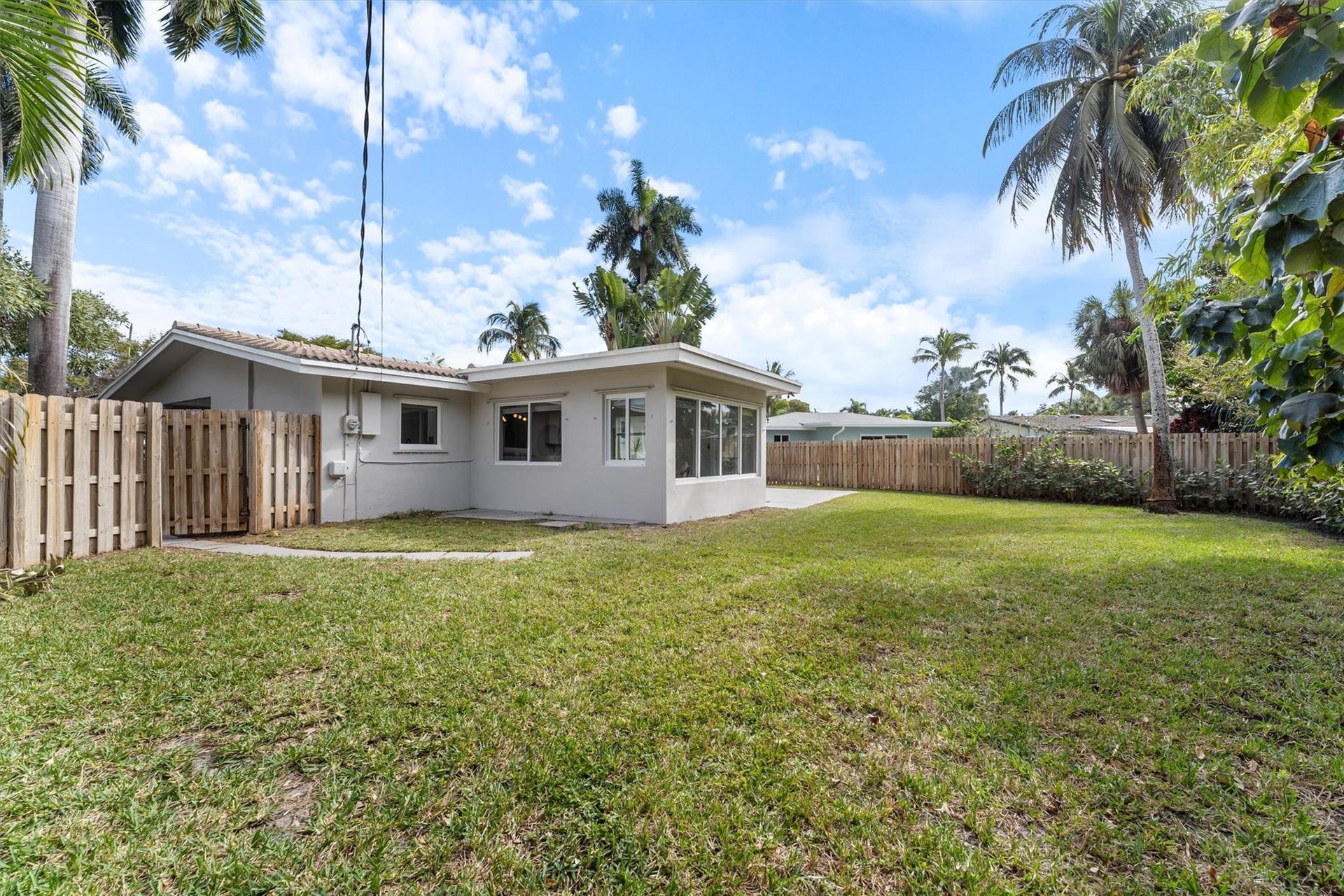 1532 NE 28 Drive, Wilton Manors, FL 33334 TONS OF ROOM FOR AN OVERSIZED POOL