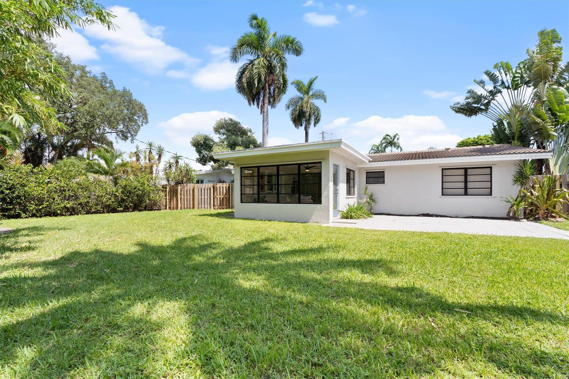 1532 NE 28 Drive, Wilton Manors, FL 33334 Older photo prior to new windows, Huge yard!