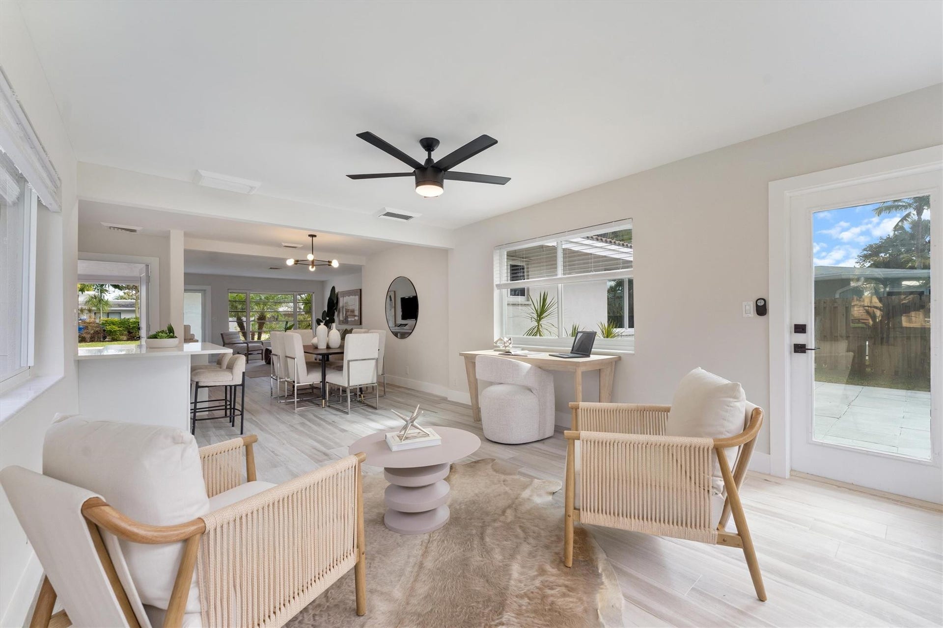 1532 NE 28 Drive, Wilton Manors, FL 33334 GREAT ART STUDIO AREA, HOME OFFICE OR ENTERTAINING SPACE