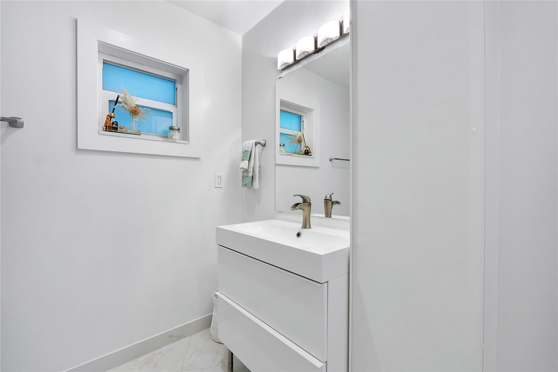 5351 Godfrey Road, Parkland, FL 33067 One of the guest bathrooms all in white ready for you to add some color in towels and decor