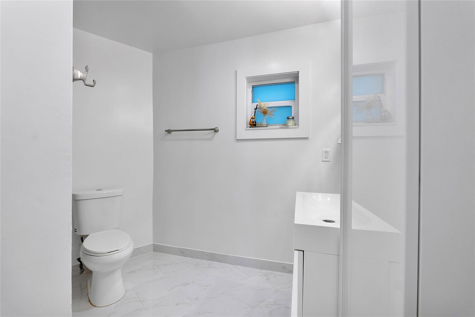5351 Godfrey Road, Parkland, FL 33067 What a pretty bathroom ready for some towels on the towel holder and your robe hanging on the hook,