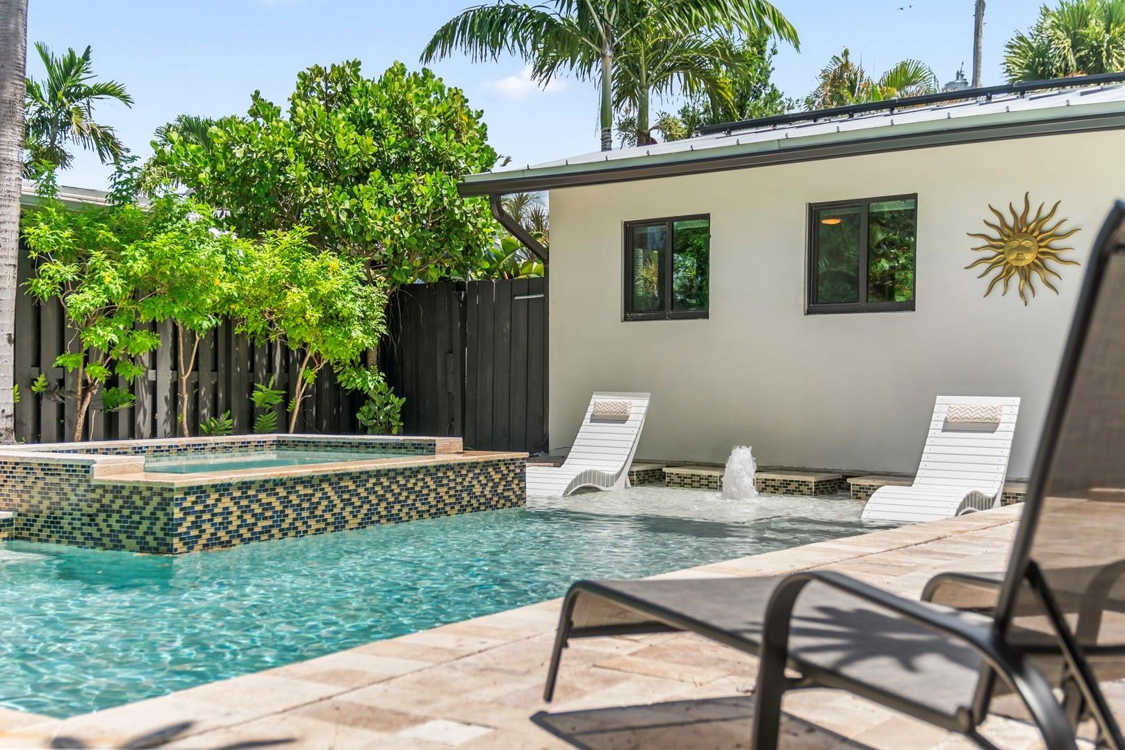 1908 NE 27th Street, Wilton Manors, FL 33306 Jacuzzi, sun shelf & bubbler...