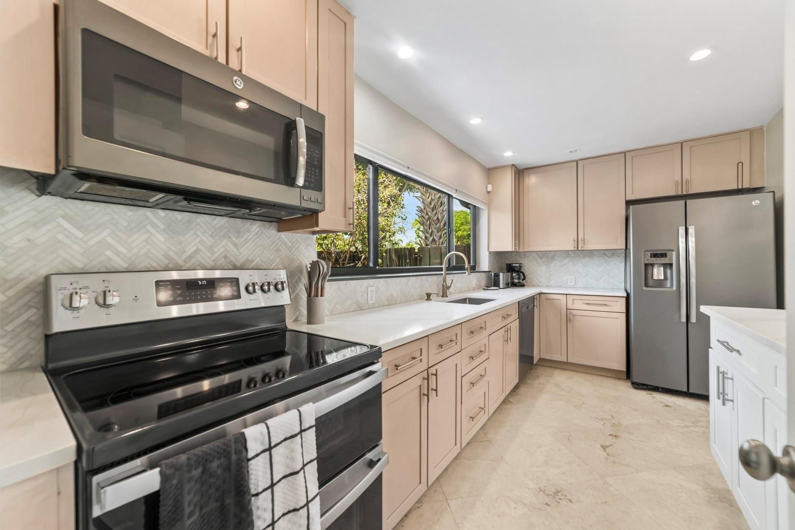 1908 NE 27th Street, Wilton Manors, FL 33306 Beautiful countertops and custom backsplash tile....