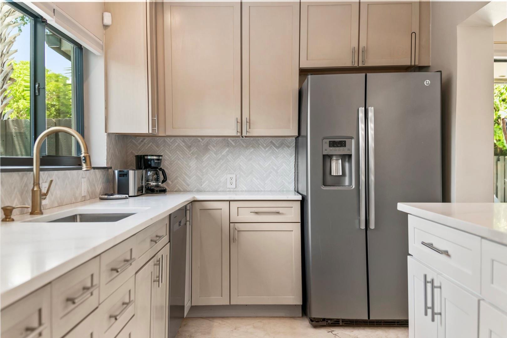 1908 NE 27th Street, Wilton Manors, FL 33306 Stainless steel appliances....