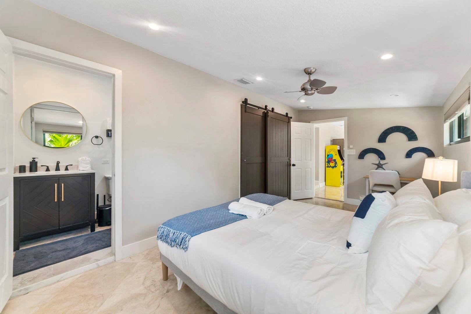 1908 NE 27th Street, Wilton Manors, FL 33306 En-suite bathroom...