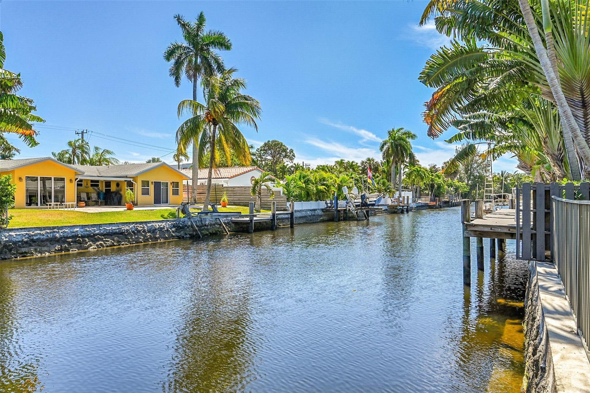 3044 NE 15th Terrace, Oakland Park, FL 33334 Enjoy jumping fish in Sandy Lane canal