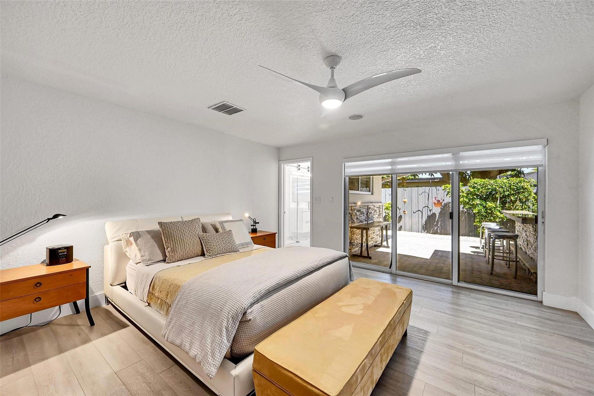 3044 NE 15th Terrace, Oakland Park, FL 33334 Spacious Primary
