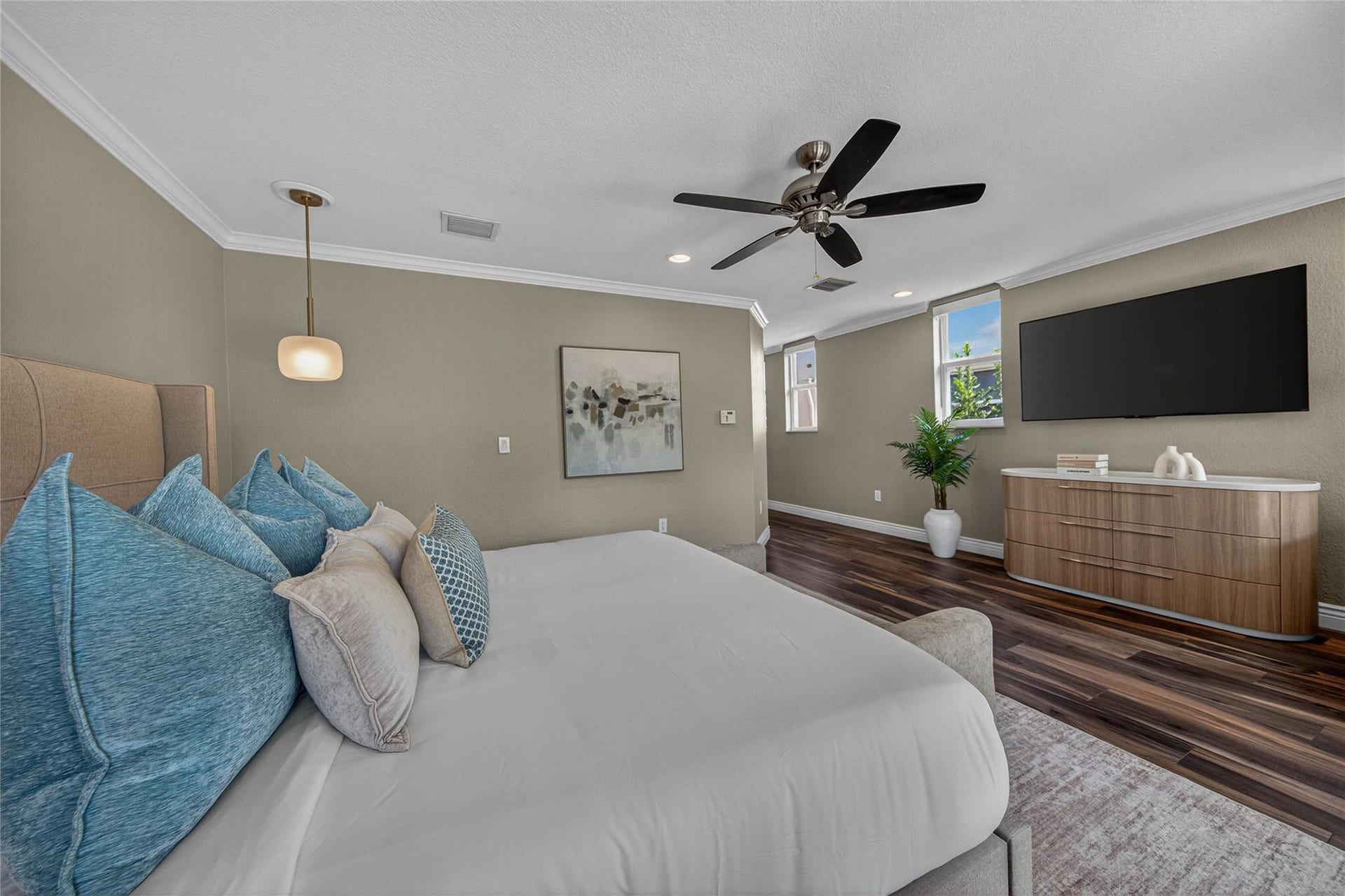 1215 NE 1st Street, Fort Lauderdale, Fort Lauderdale, FL 33301 King Bed, En Suite Bathroom & Expansive Balcony