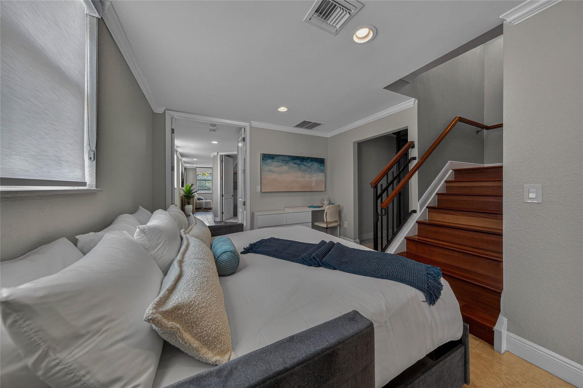 1215 NE 1st Street, Fort Lauderdale, Fort Lauderdale, FL 33301 Landing on 2nd Floor with Desk & Daybed that converts from twin to king size if needed.