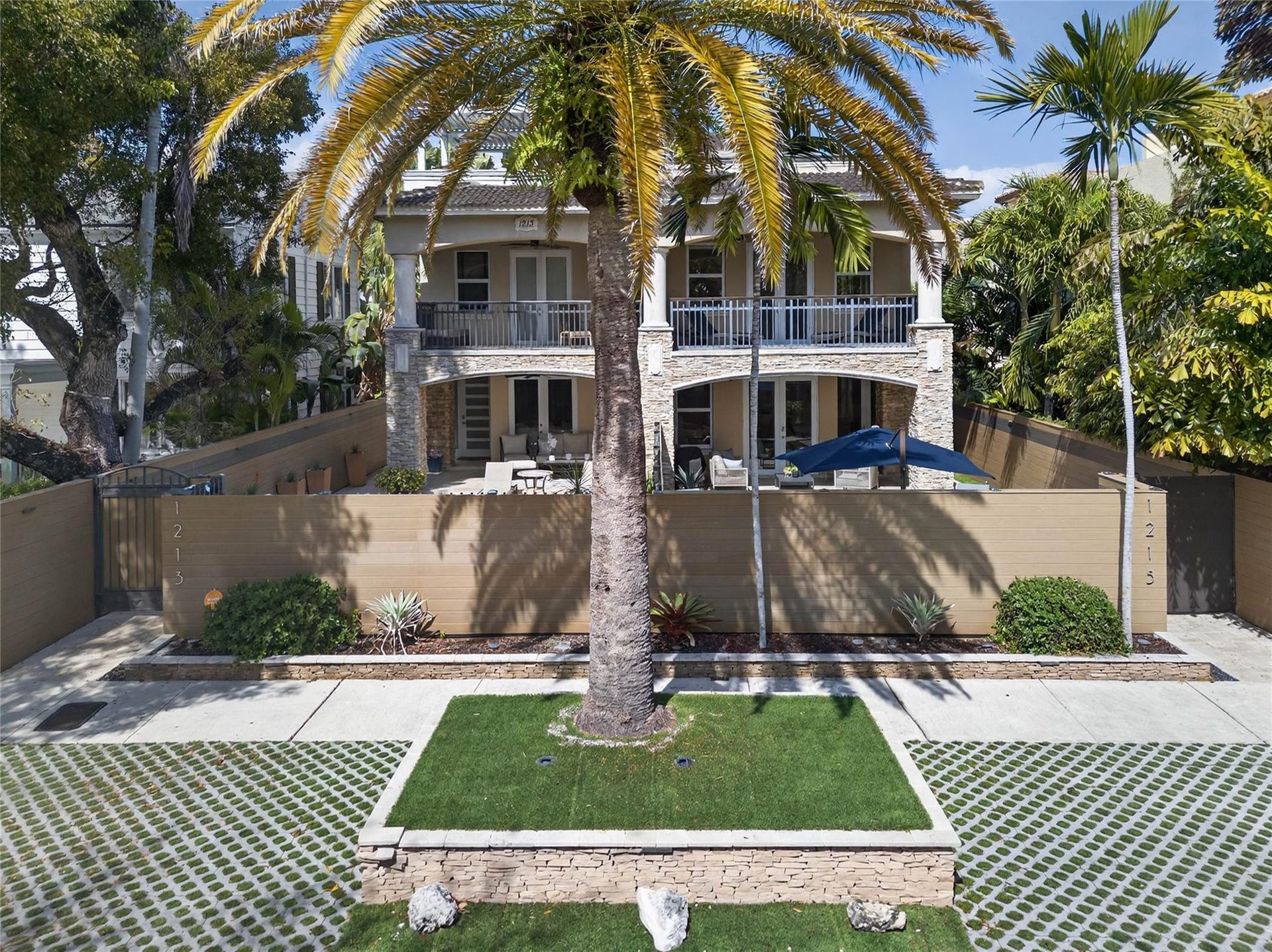 1215 NE 1st Street, Fort Lauderdale, Fort Lauderdale, FL 33301 Front of Townhome w/ 1-2 parking spaces