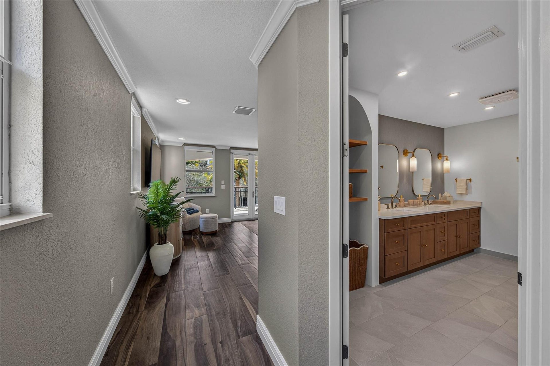 1215 NE 1st Street, Fort Lauderdale, Fort Lauderdale, FL 33301 King Bed, En Suite Bathroom & Expansive Balcony