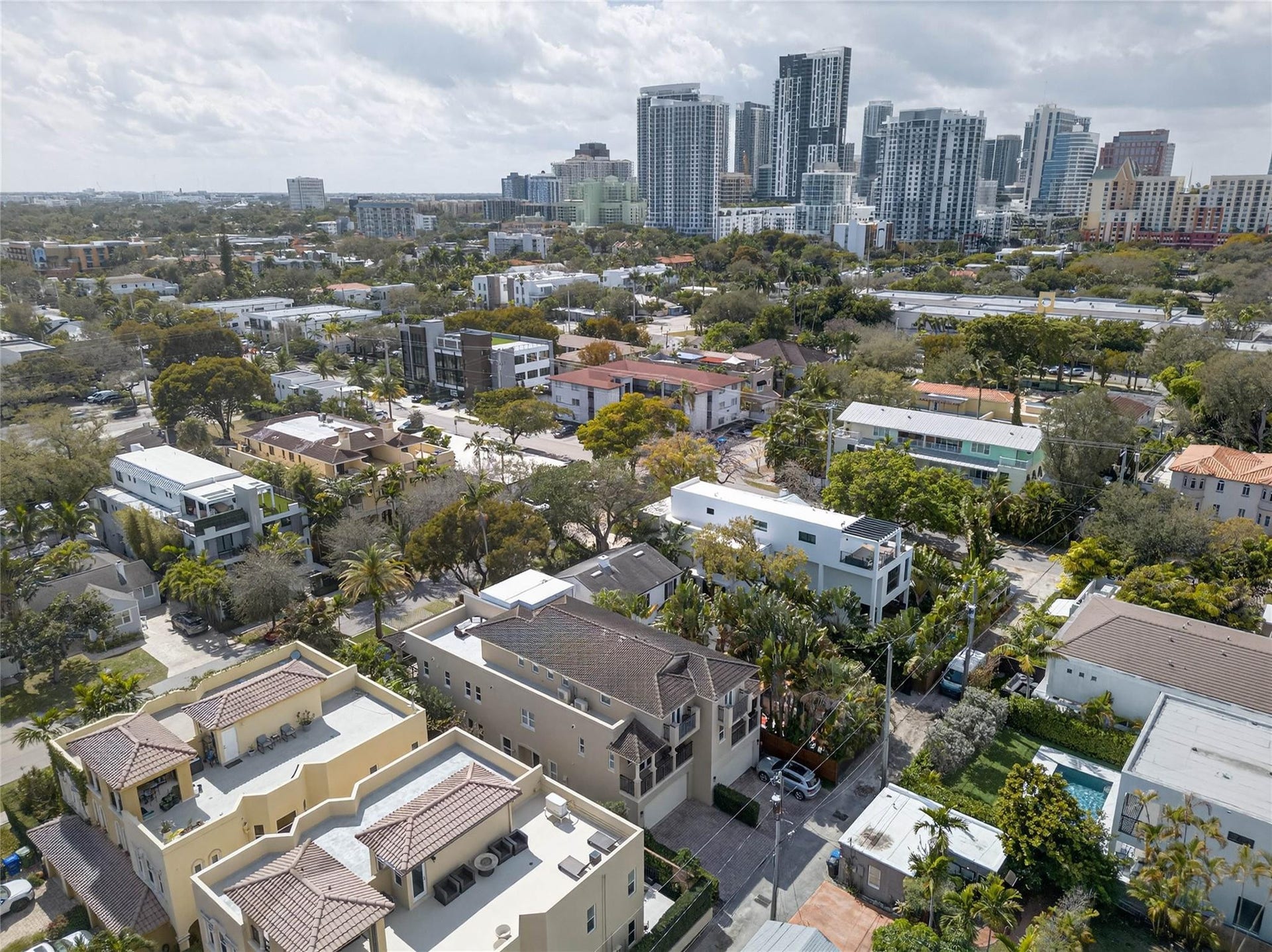 1215 NE 1st Street, Fort Lauderdale, Fort Lauderdale, FL 33301 Victoria Park Townhome walking distance (10min) to Las Olas