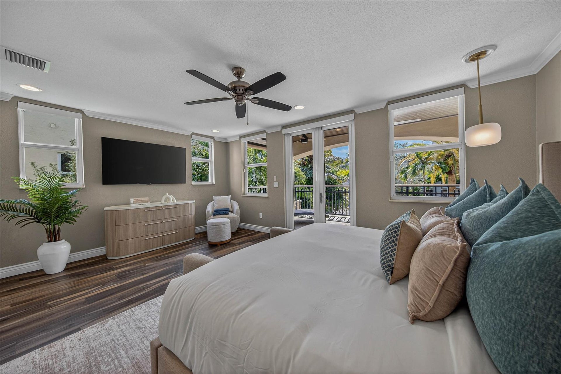 1215 NE 1st Street, Fort Lauderdale, Fort Lauderdale, FL 33301 King Bed, En Suite Bathroom & Expansive Balcony