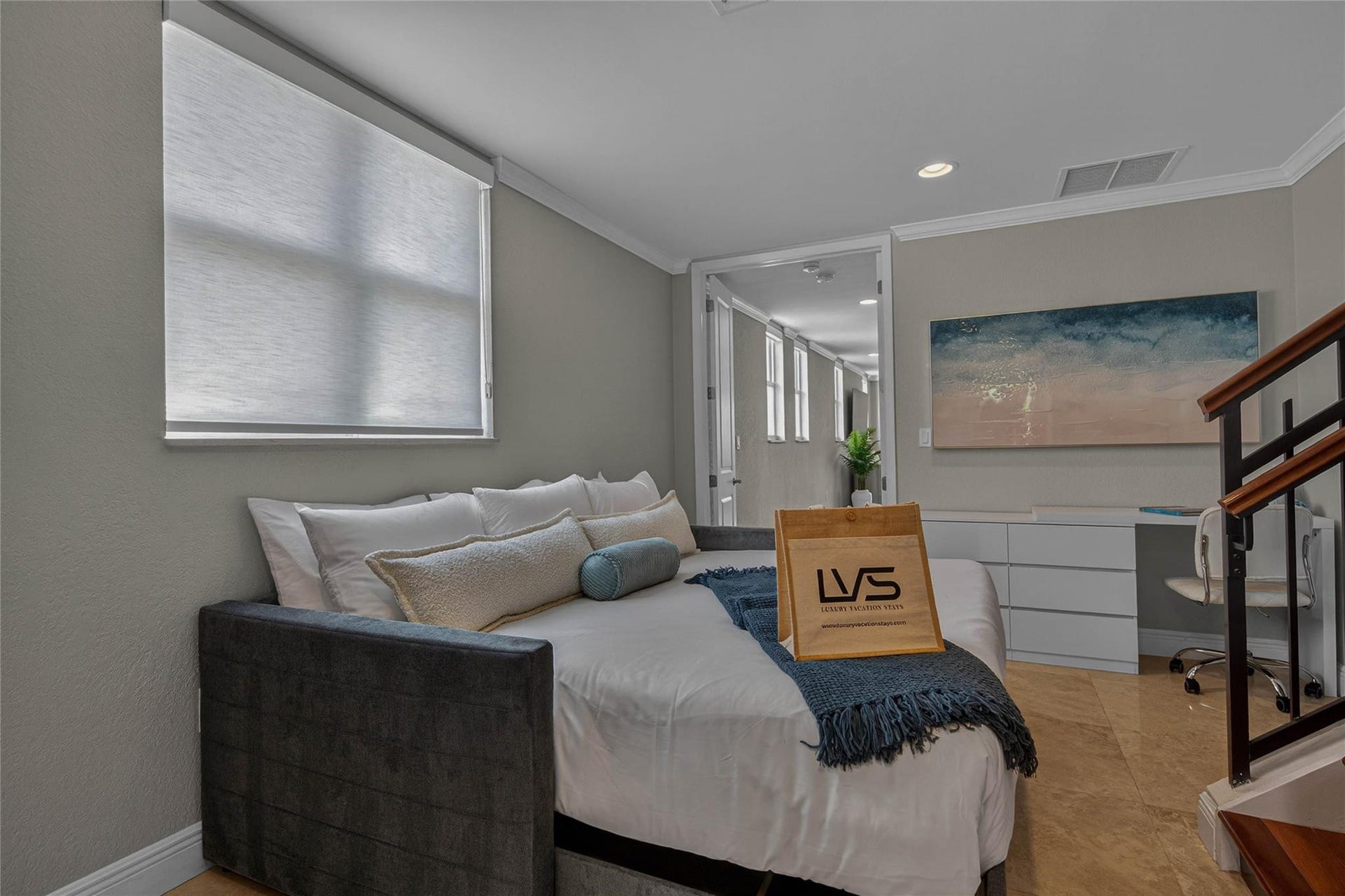 1215 NE 1st Street, Fort Lauderdale, Fort Lauderdale, FL 33301 Landing on 2nd Floor with Desk & Daybed that converts from twin to king size if needed.