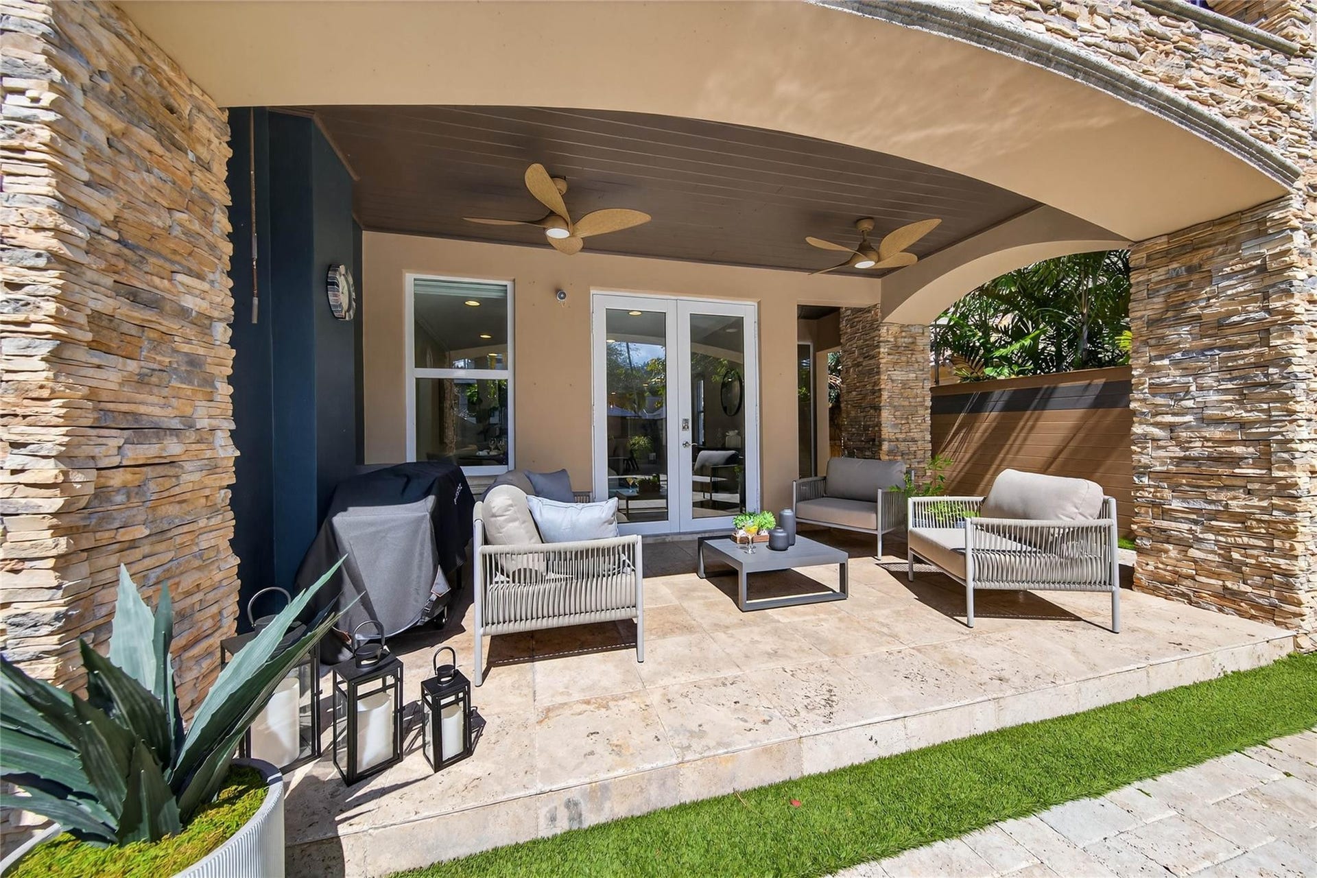 1215 NE 1st Street, Fort Lauderdale, Fort Lauderdale, FL 33301 Enter Patio