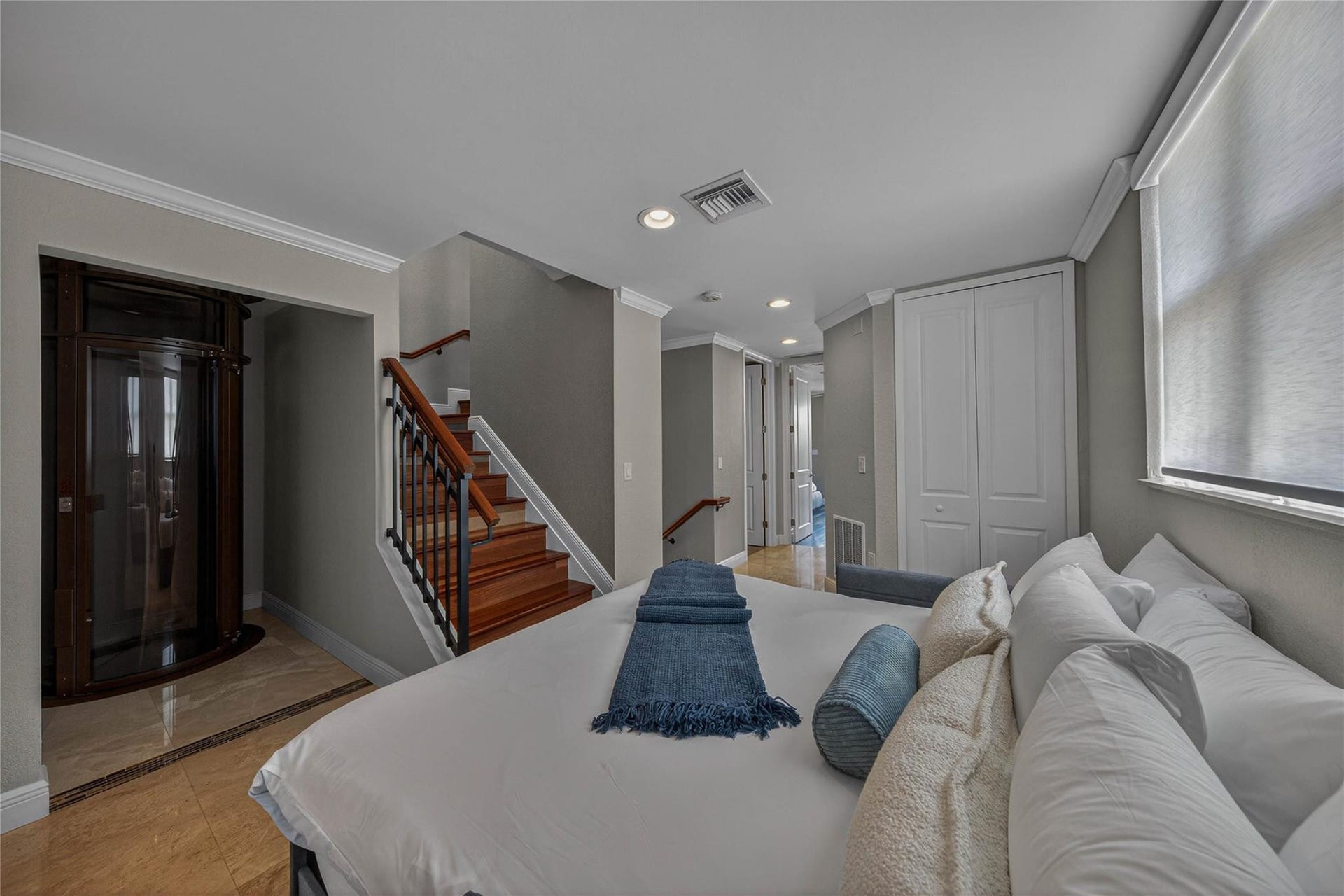 1215 NE 1st Street, Fort Lauderdale, Fort Lauderdale, FL 33301 Landing on 2nd Floor with Desk & Daybed that converts from twin to king size if needed.