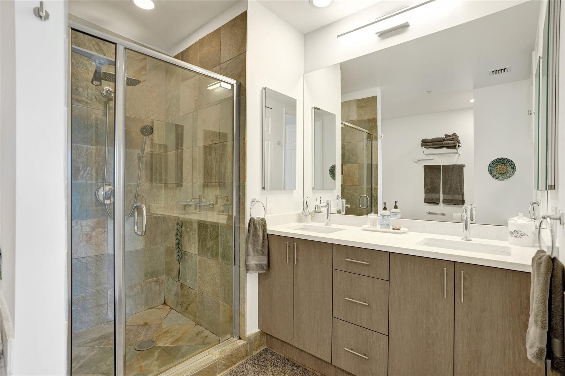 2601 NE 14th Avenue, #401, Wilton Manors, FL 33334 Primary bathroom