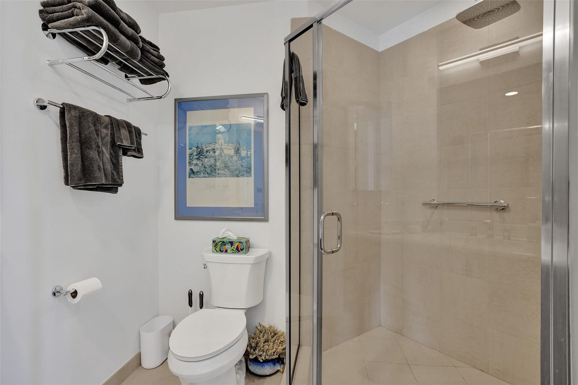 2601 NE 14th Avenue, #401, Wilton Manors, FL 33334 Guest bathroom