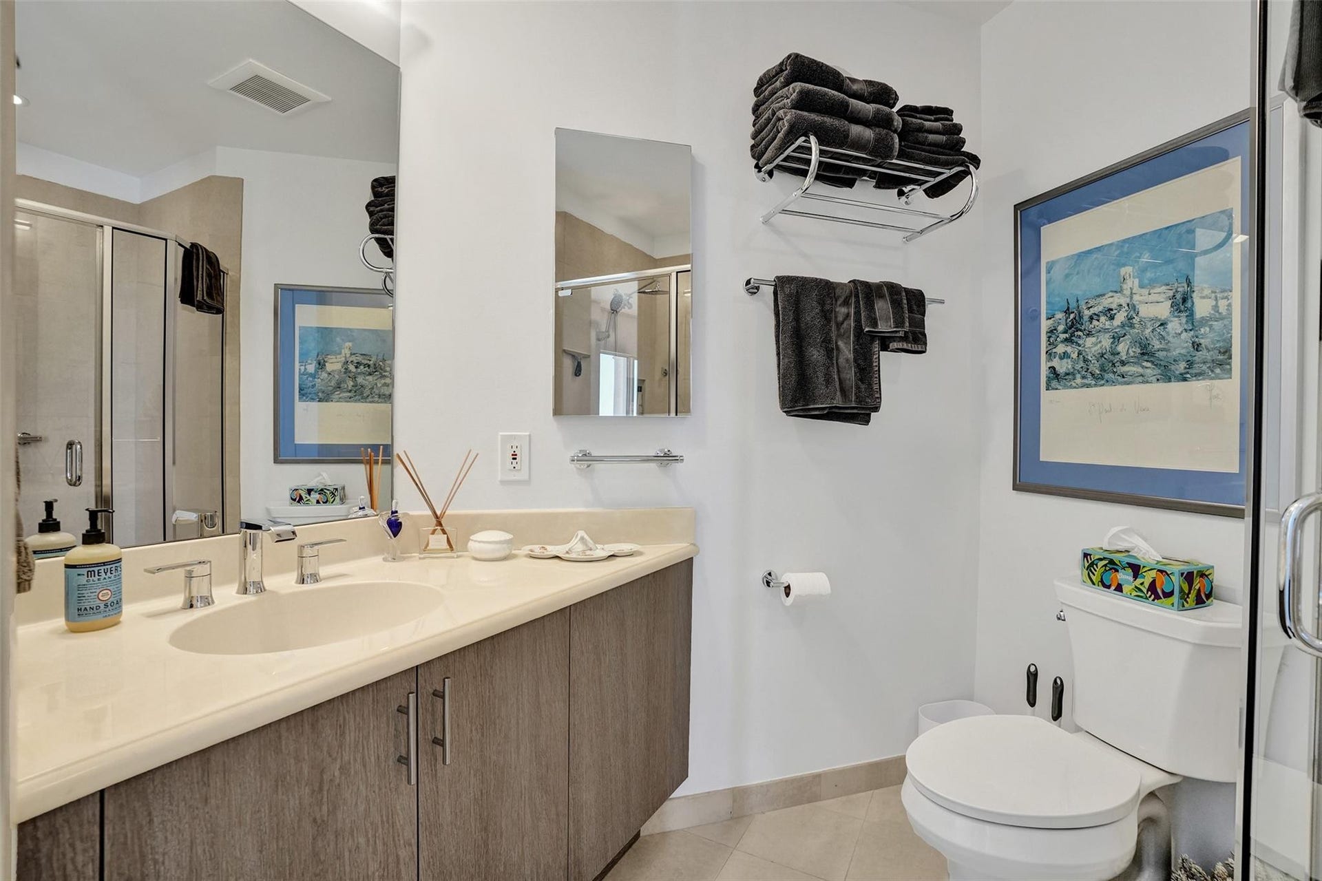 2601 NE 14th Avenue, #401, Wilton Manors, FL 33334 Guest bathroom