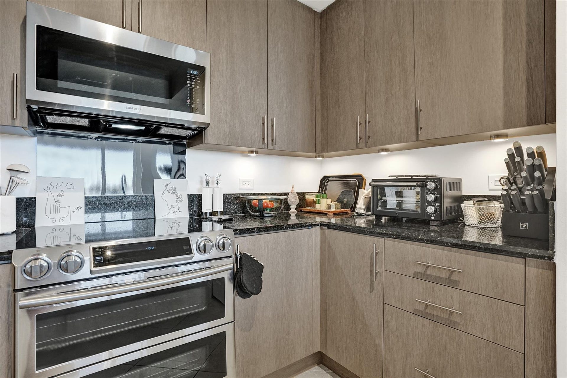 2601 NE 14th Avenue, #401, Wilton Manors, FL 33334 42" cabinets