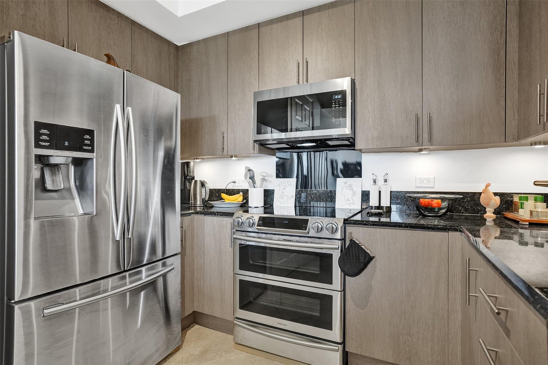 2601 NE 14th Avenue, #401, Wilton Manors, FL 33334 Stainless steel appliances