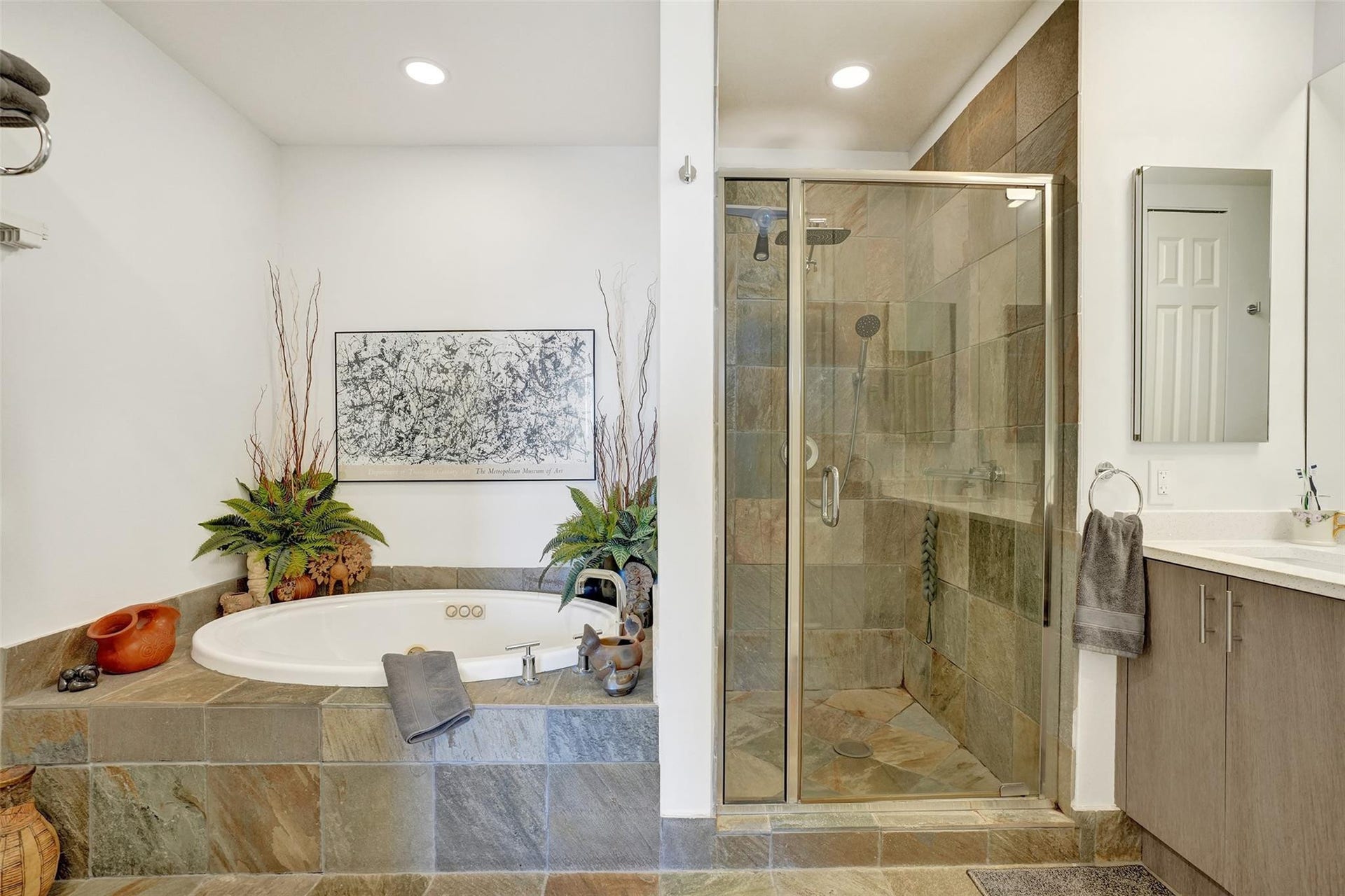 2601 NE 14th Avenue, #401, Wilton Manors, FL 33334 Primary bathroom