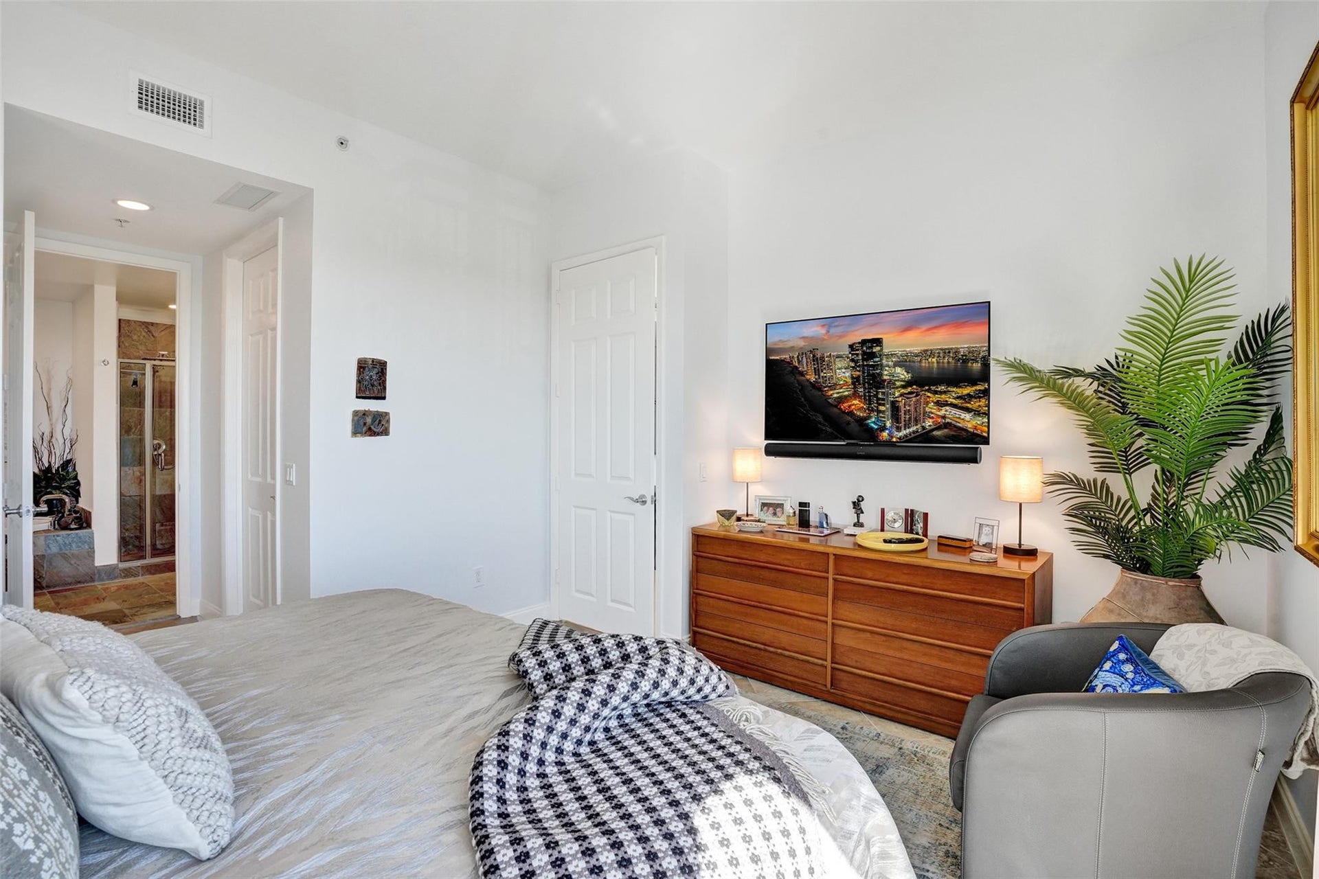 2601 NE 14th Avenue, #401, Wilton Manors, FL 33334 Primary bedroom