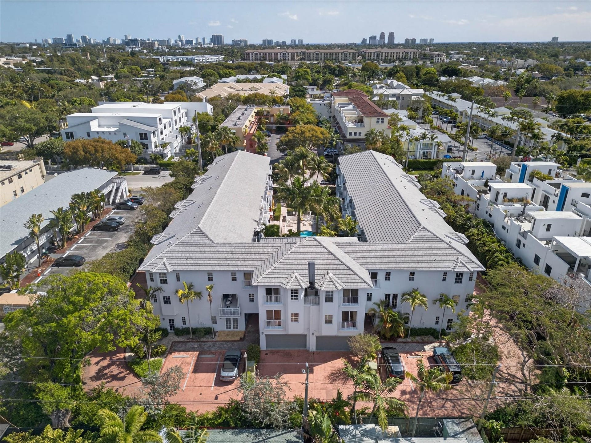 PALM ISLE VILLAS...WALK TO WILTON DRIVE