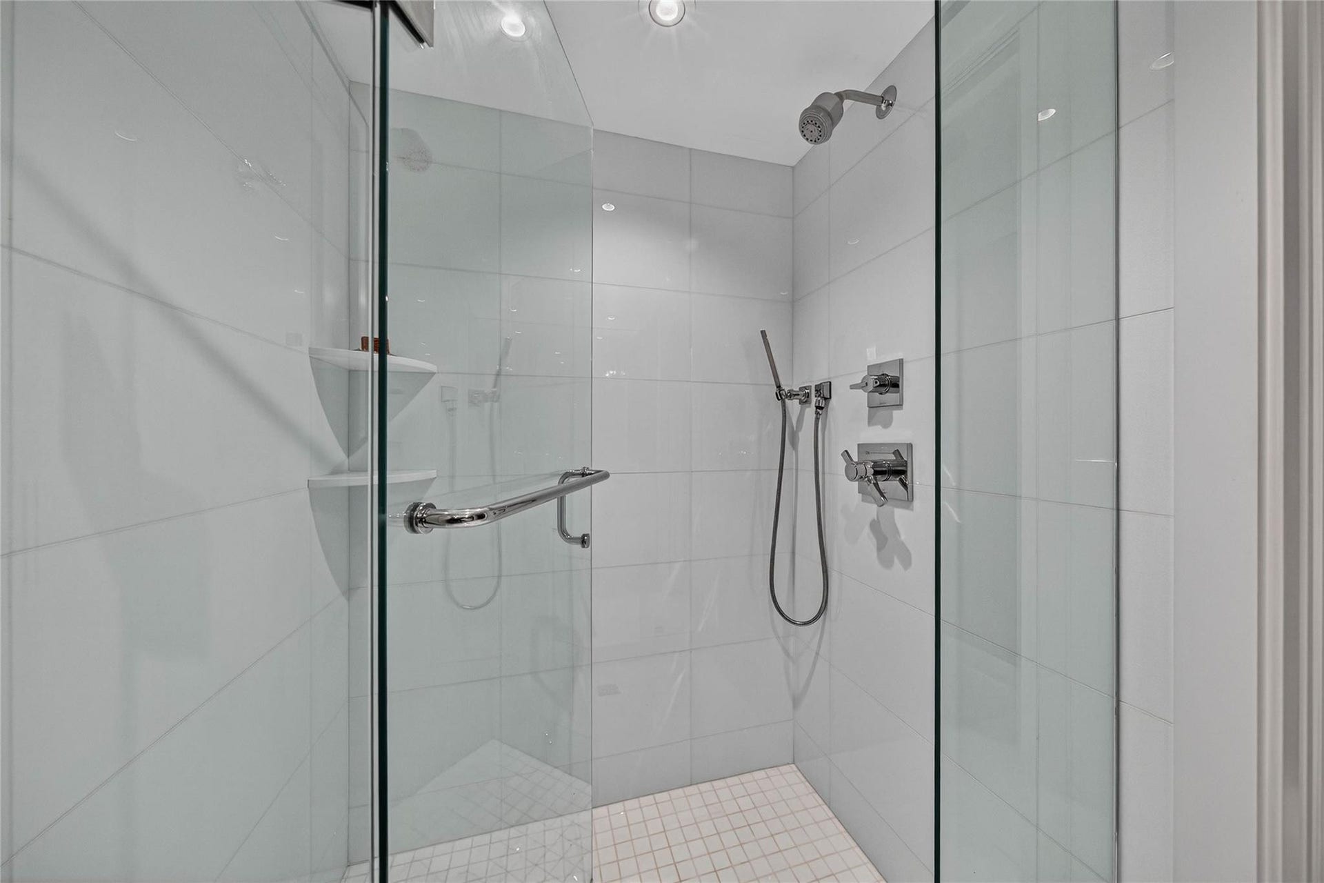 Full Guest Bathroom Off Of The South Side Den