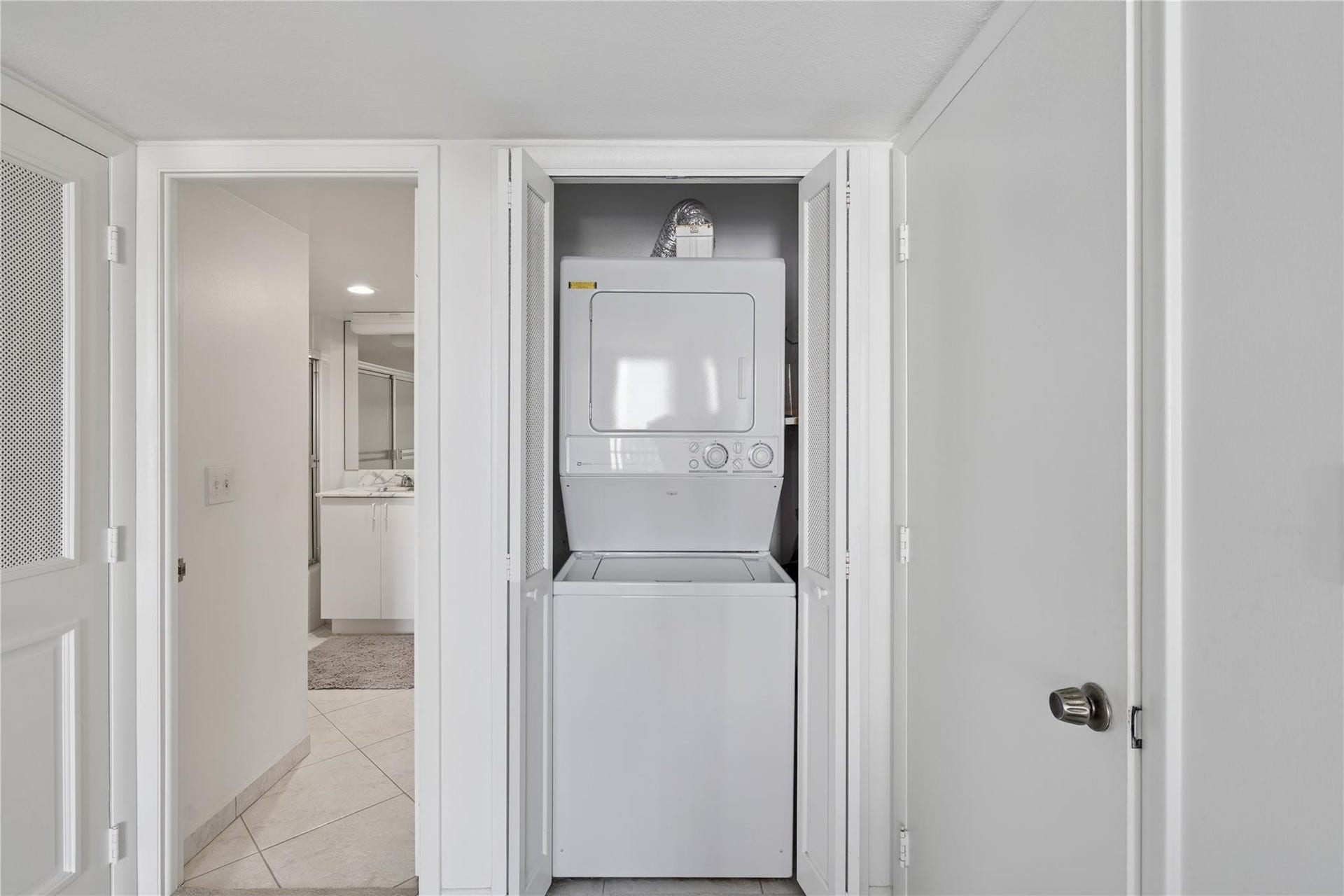 4020 Galt Ocean Drive, #1101, Fort Lauderdale, FL 33308 laundry