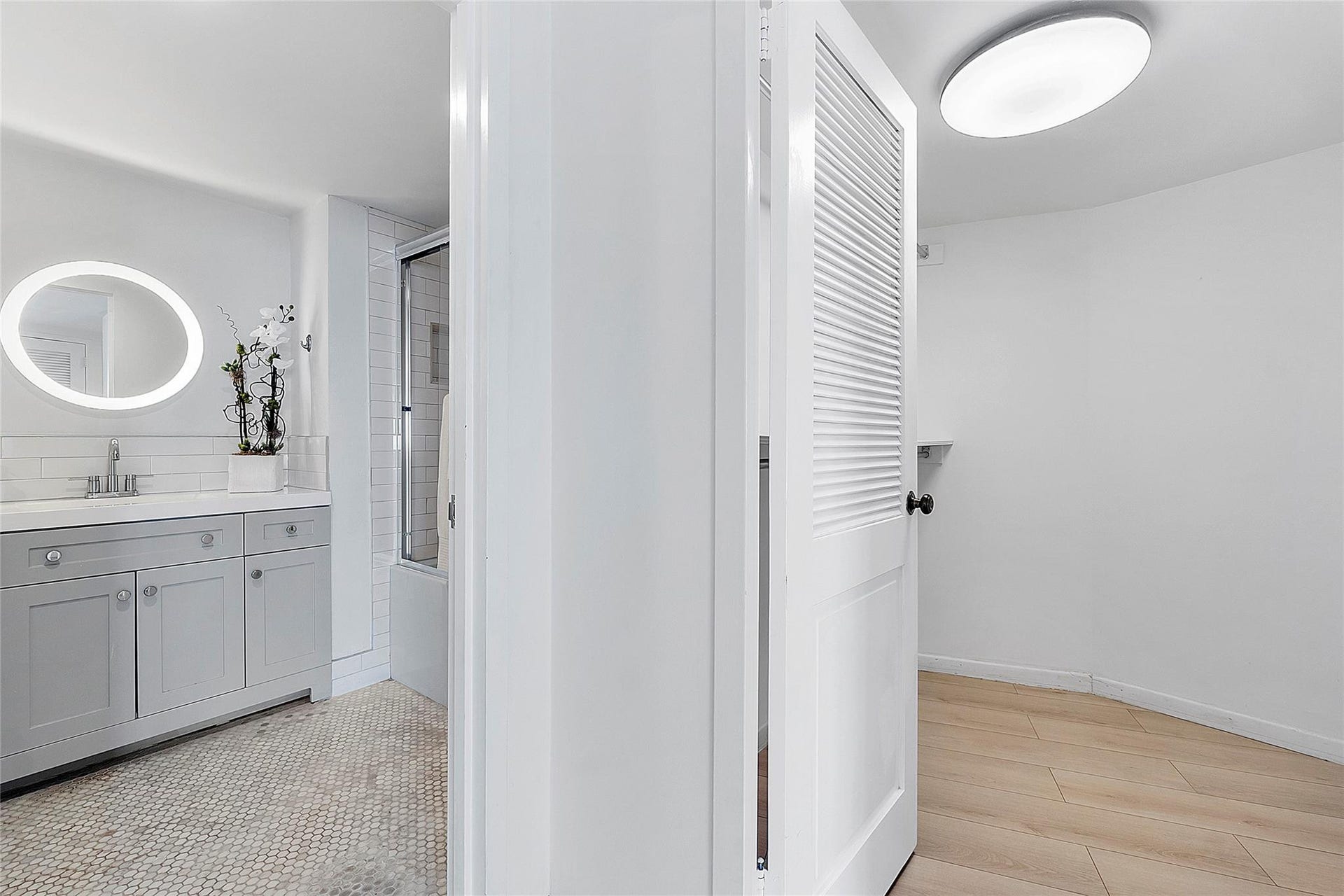 Master Bathroom & Walk in closet